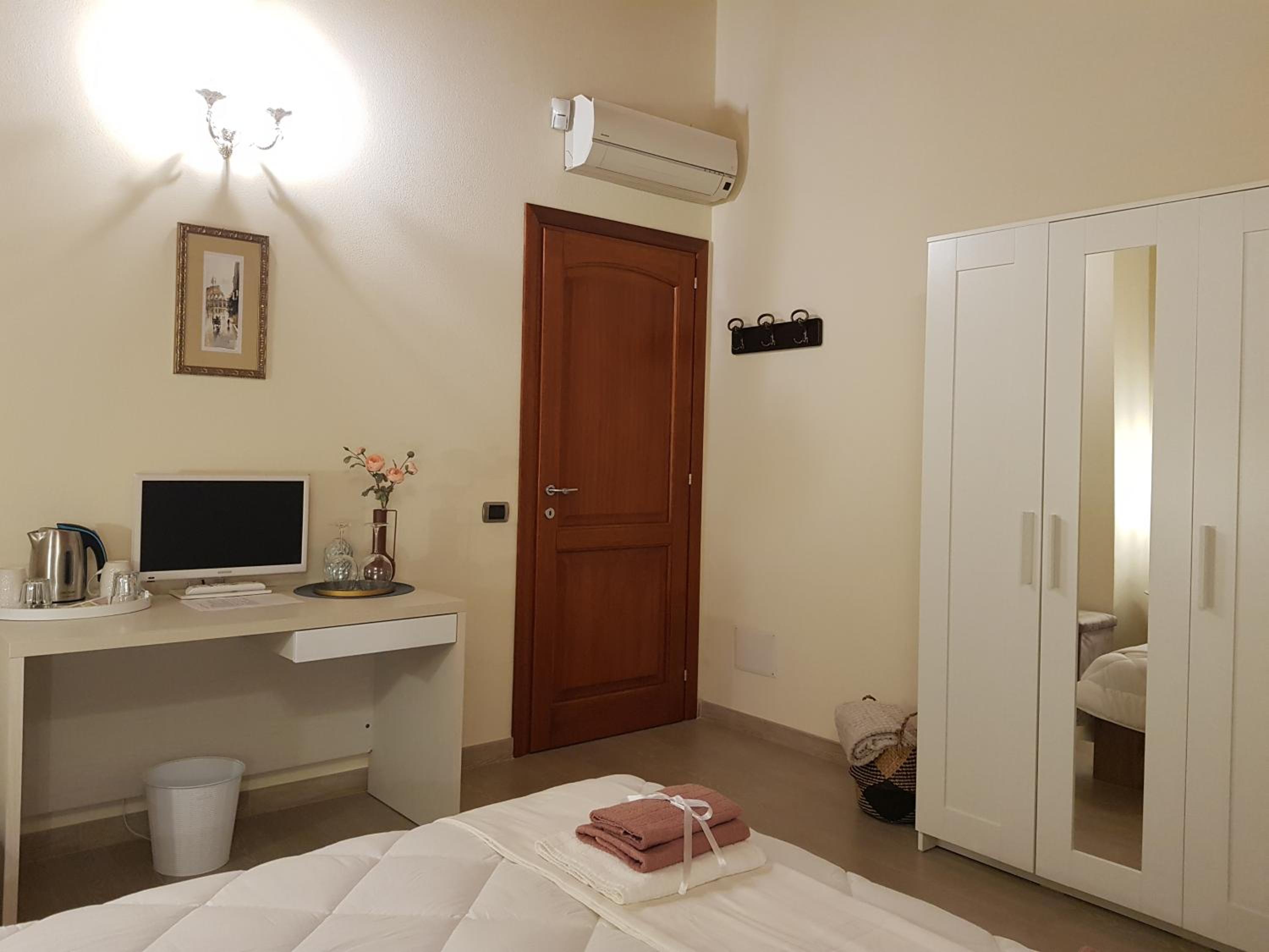 Standard Double Room - Photo 9