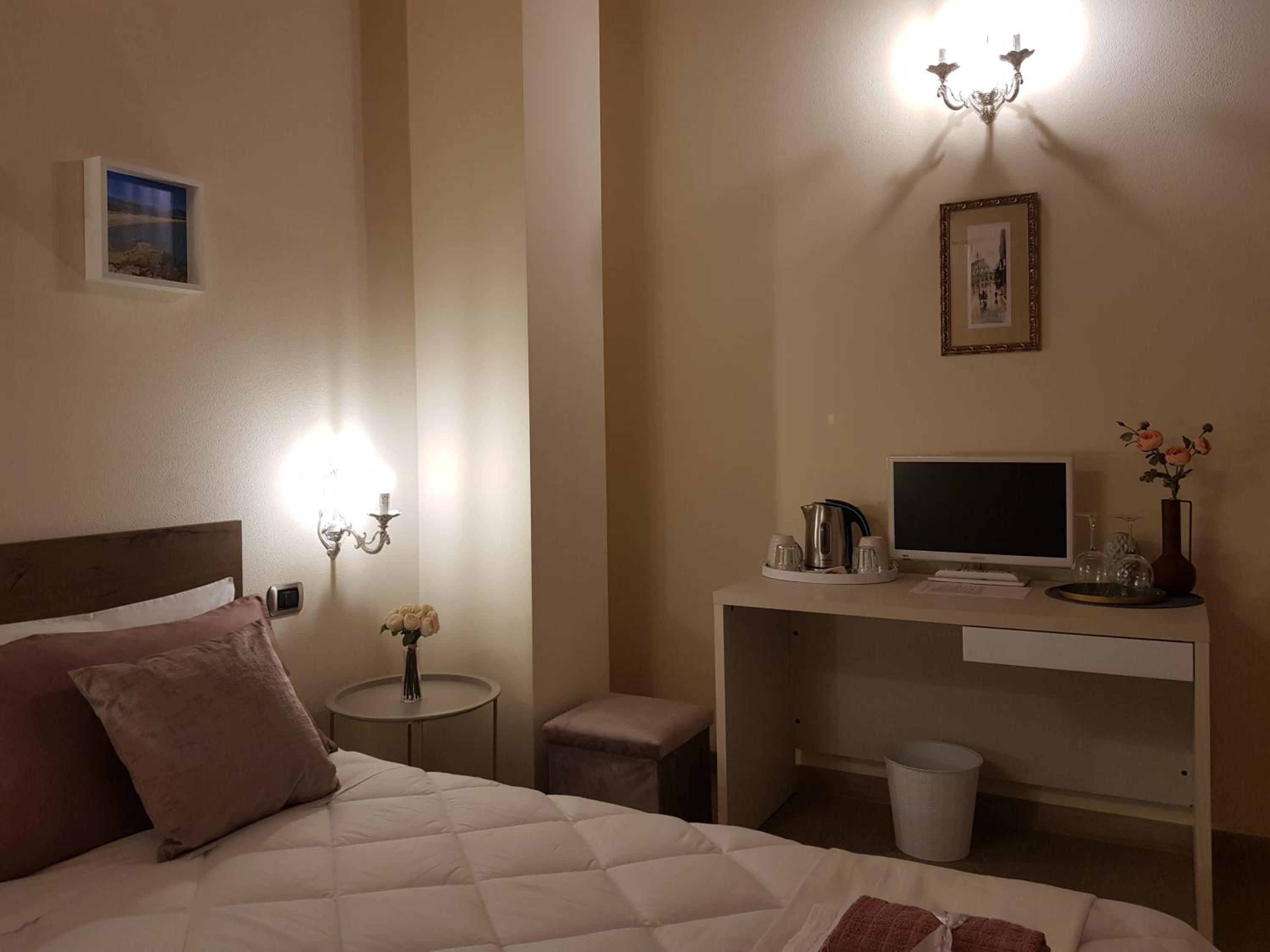 Standard Double Room - Photo 13