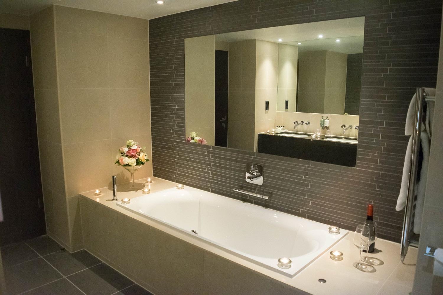 King Suite with Airport View - Photo 5