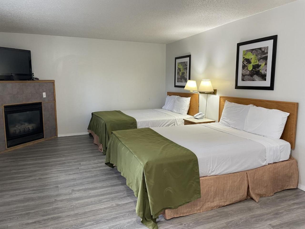 Queen Room with Two Queen Beds photo 2