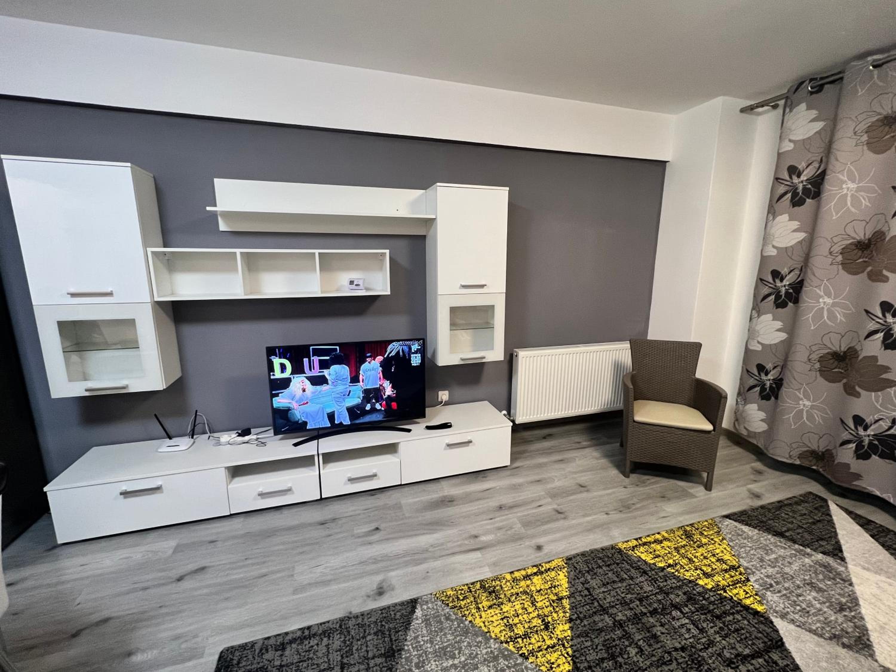 One-Bedroom Apartment - Photo 3
