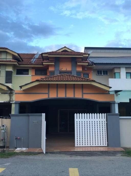 Four-Bedroom House photo 2