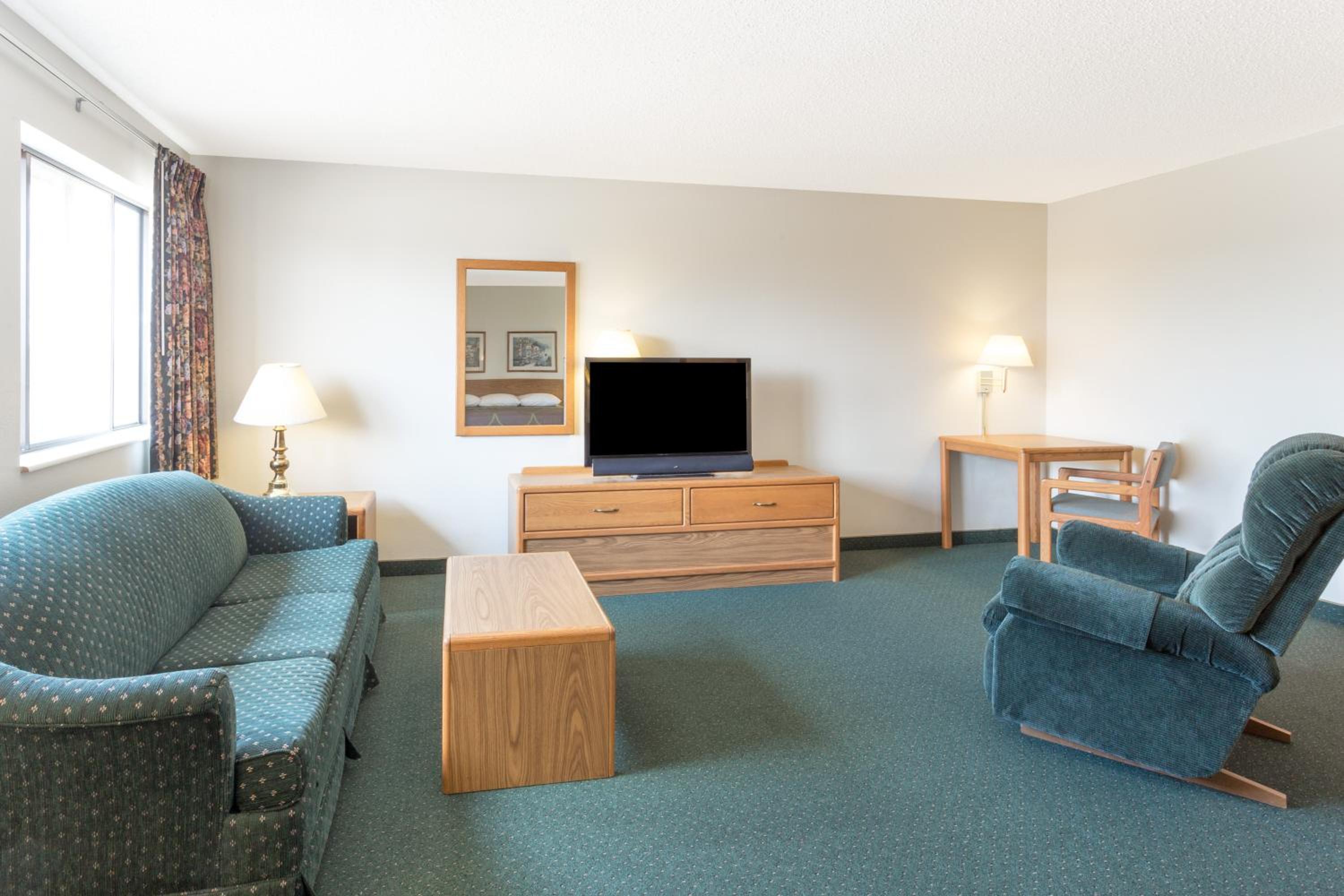 Superior Studio Suite With King Bed, Non-Smoking photo 1