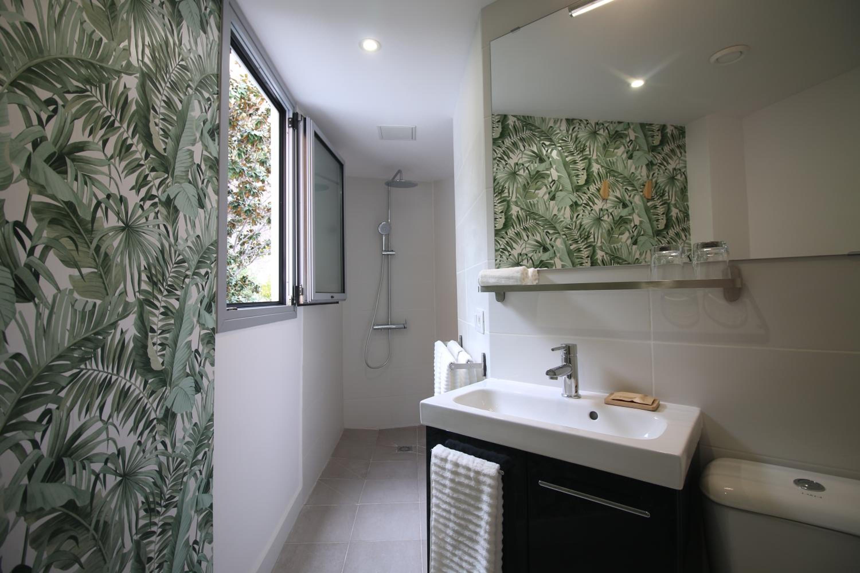 Studio with Balcony - Photo 4