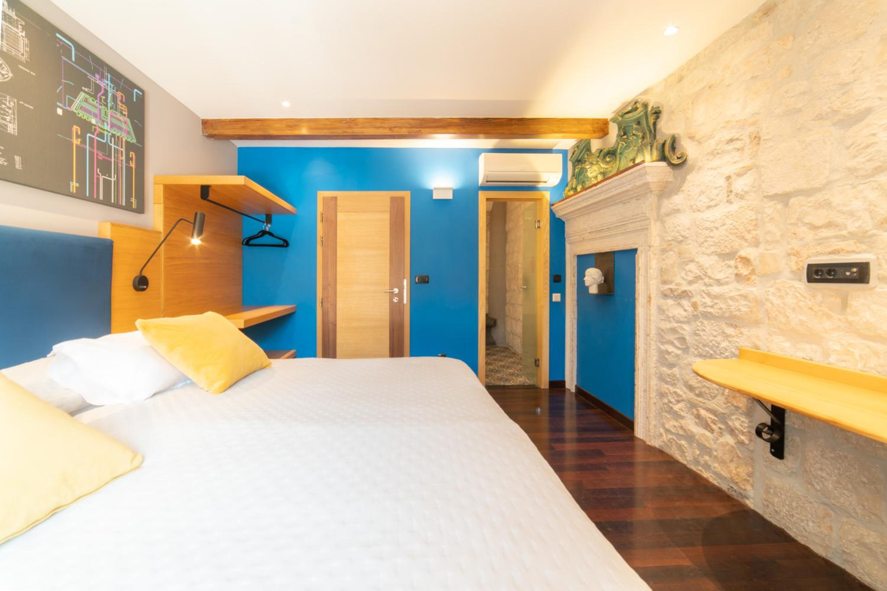 Deluxe Double Room - Photo 19