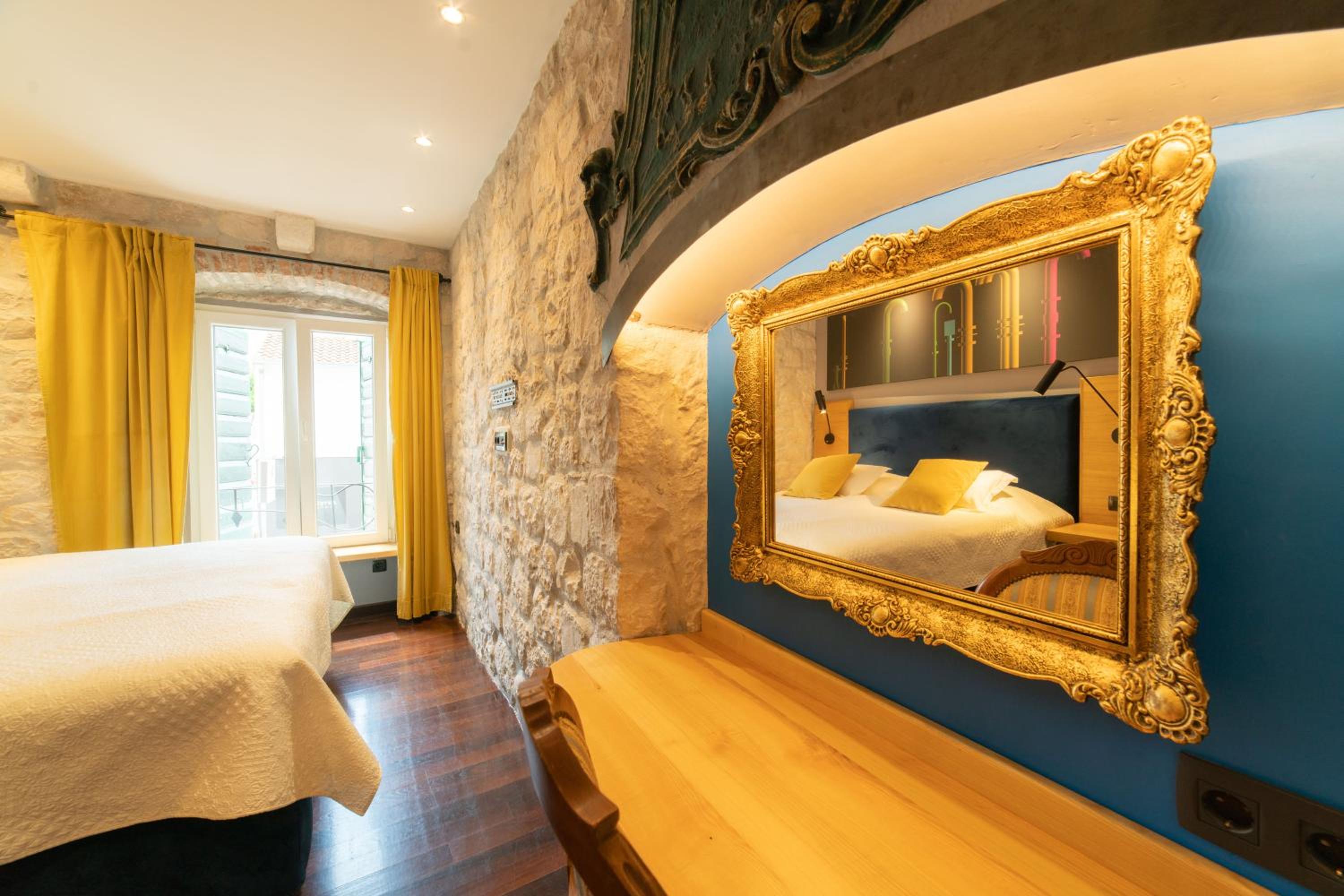 Deluxe Double Room - Photo 13