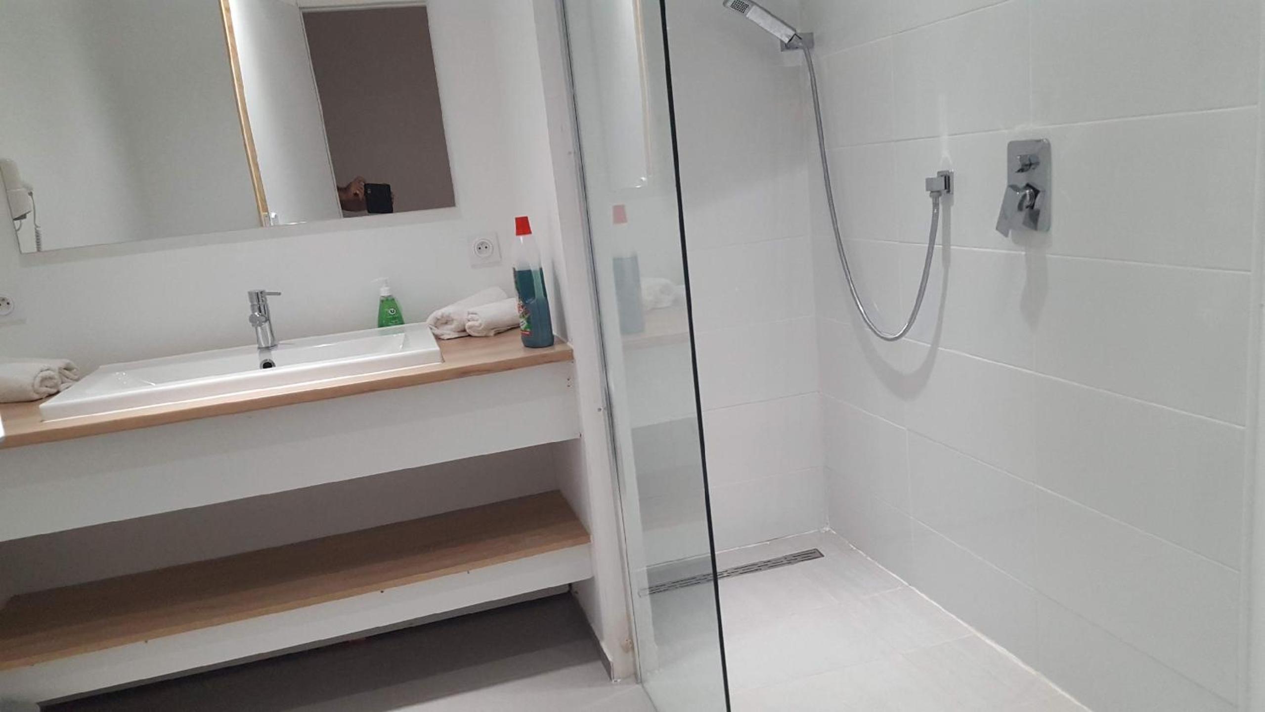 Deluxe Room (2 Adults + 1 Child) - Photo 5
