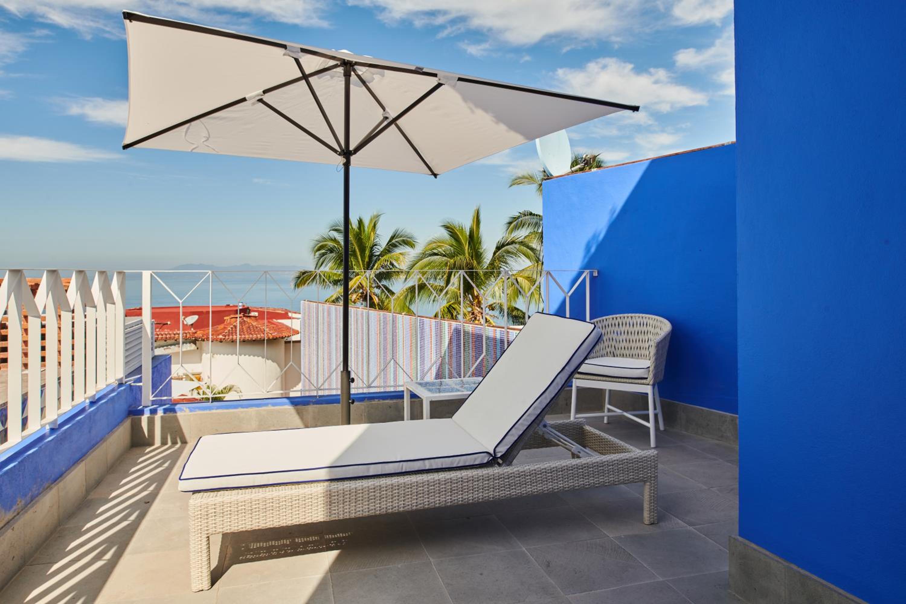 Deluxe Suite with Sea View - Photo 11