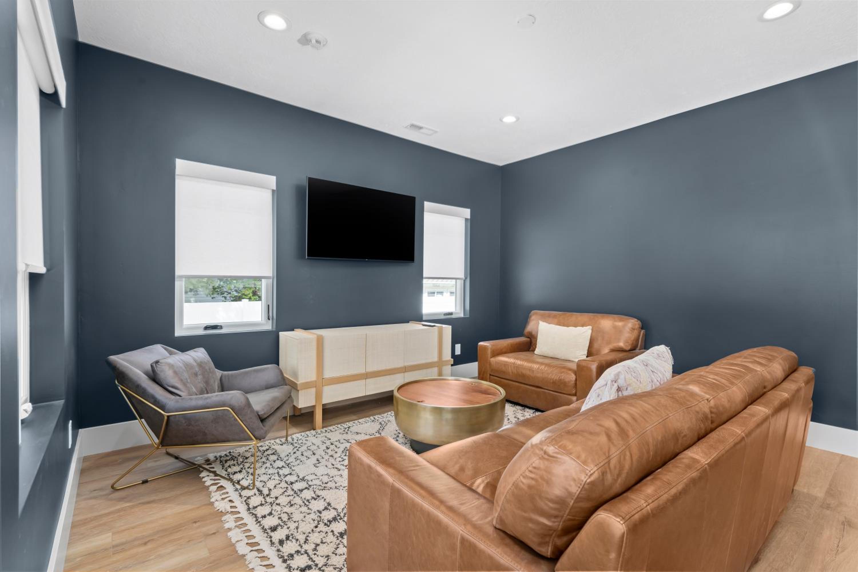 Five-Bedroom House photo 3