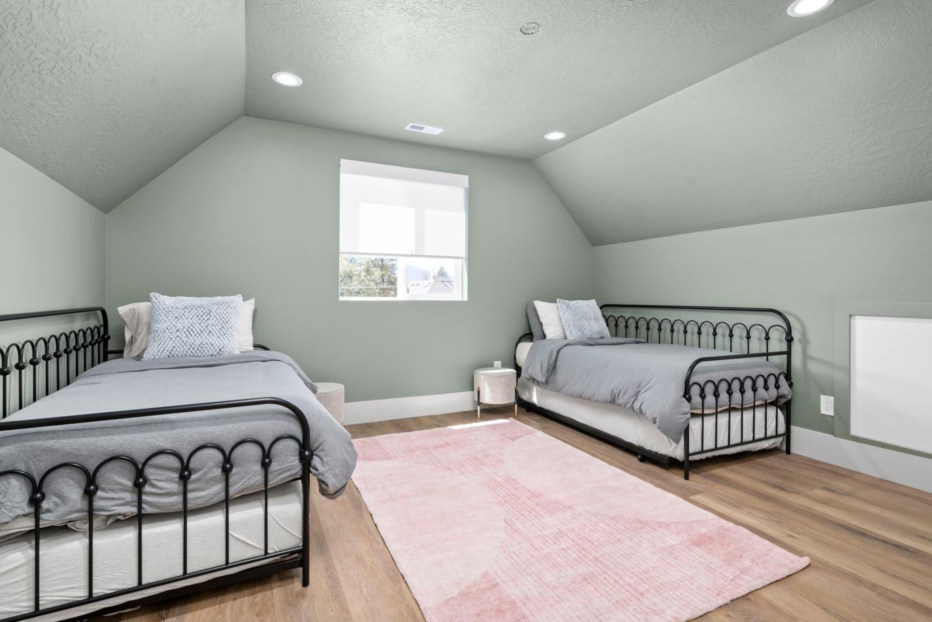 Five-Bedroom House photo 2