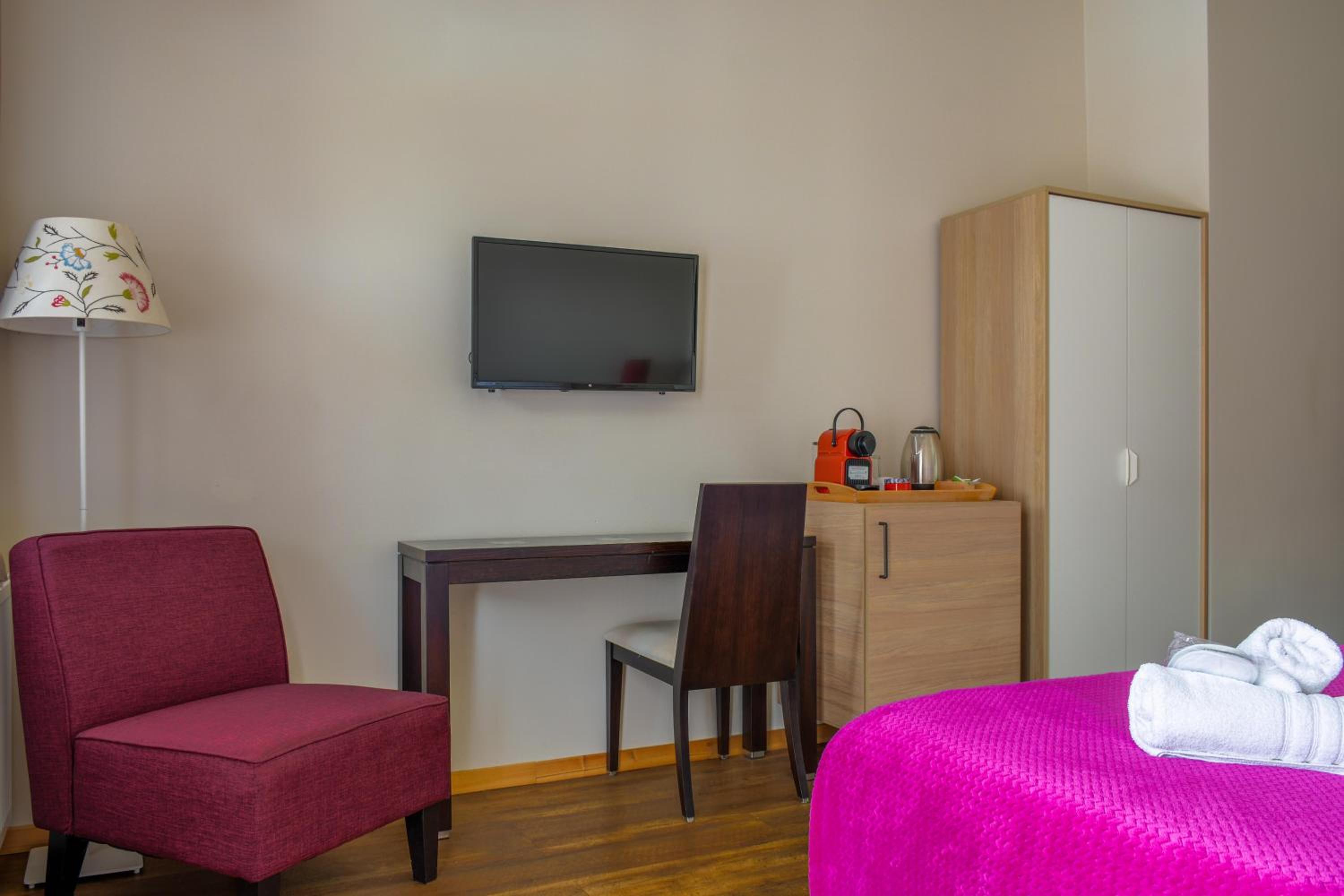 Superior Double Room with Pool View - Photo 10