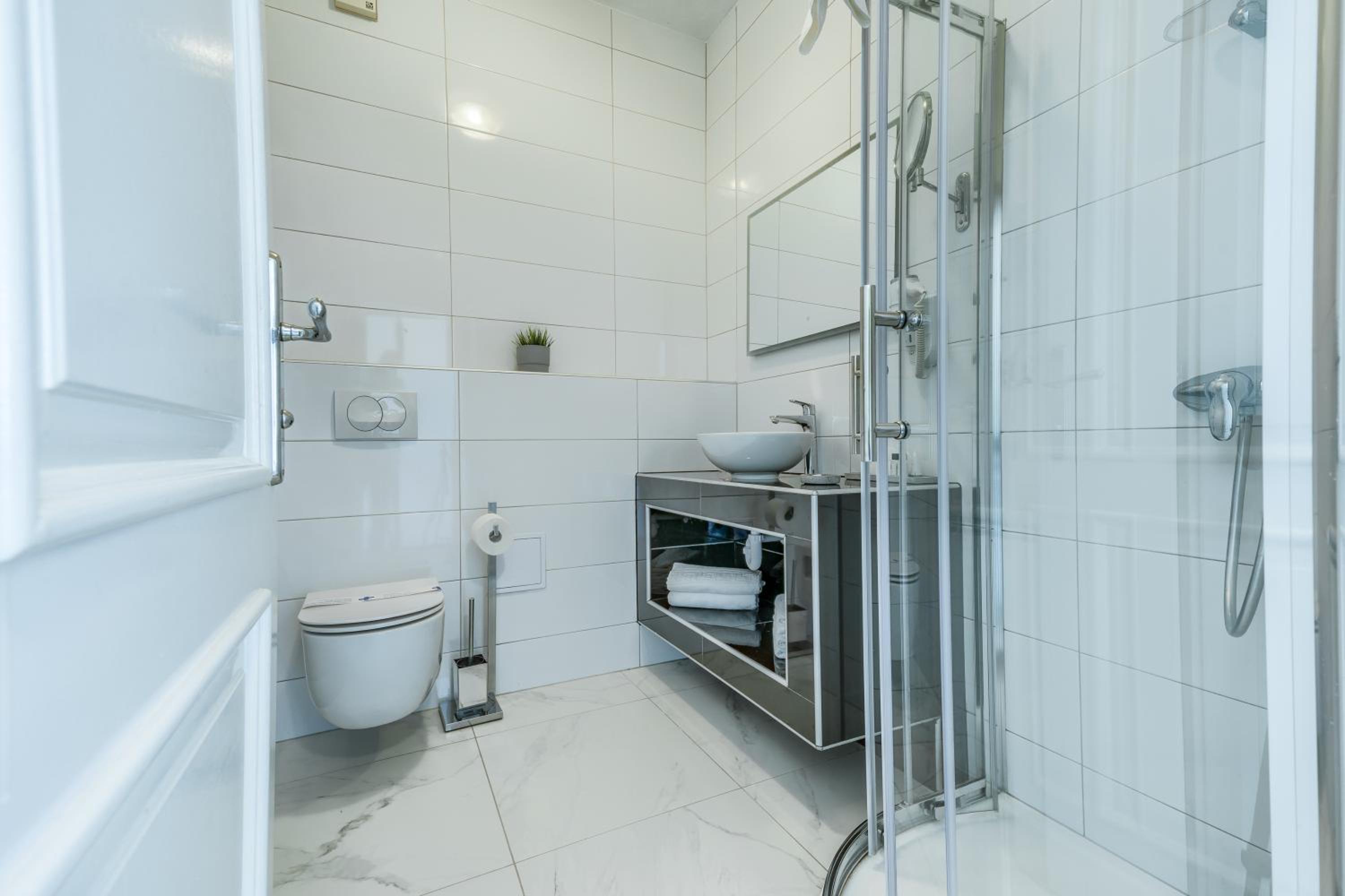 Deluxe Double Room with Balcony and Sea View - Photo 11