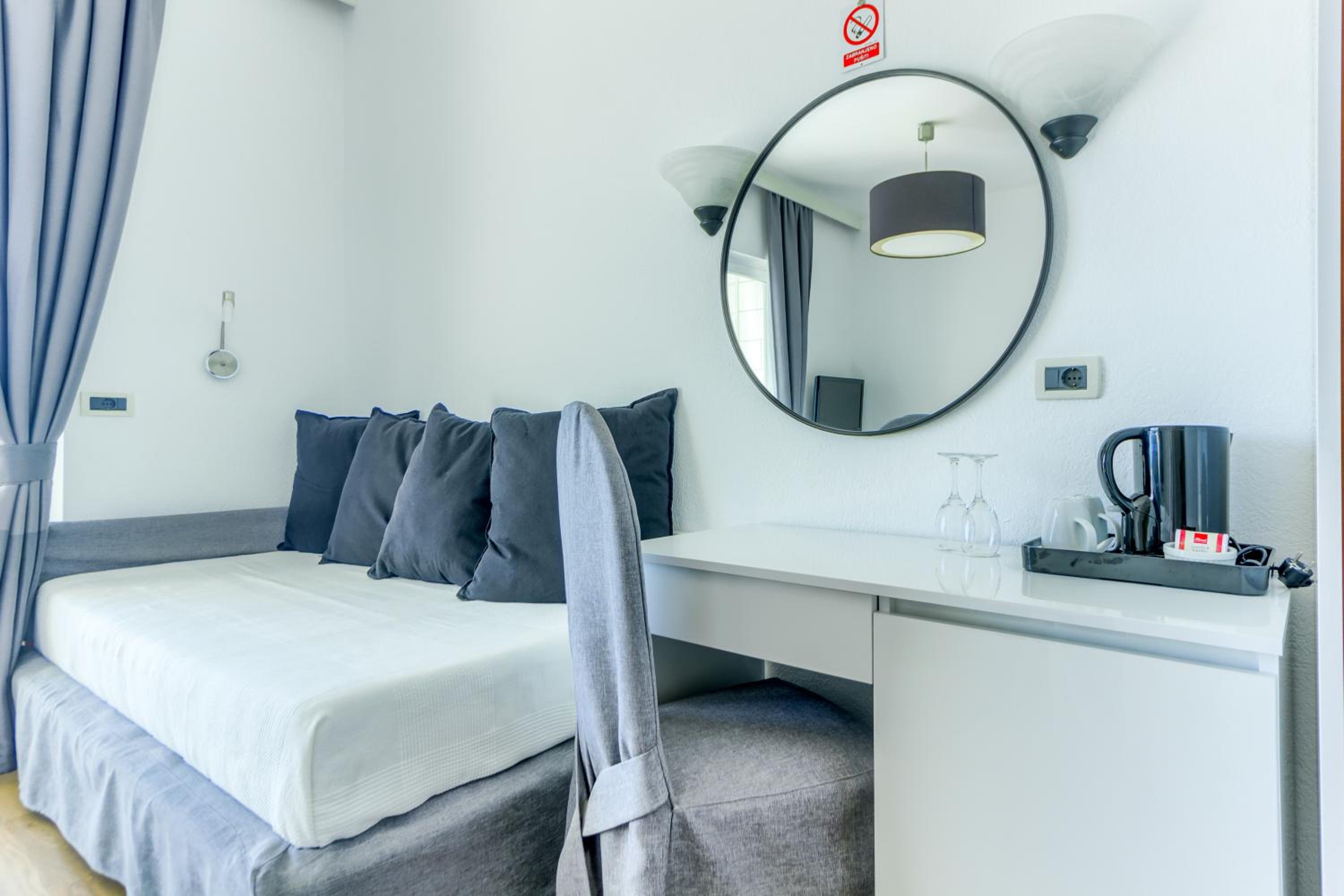 Deluxe Double Room with Balcony and Sea View - Photo 10