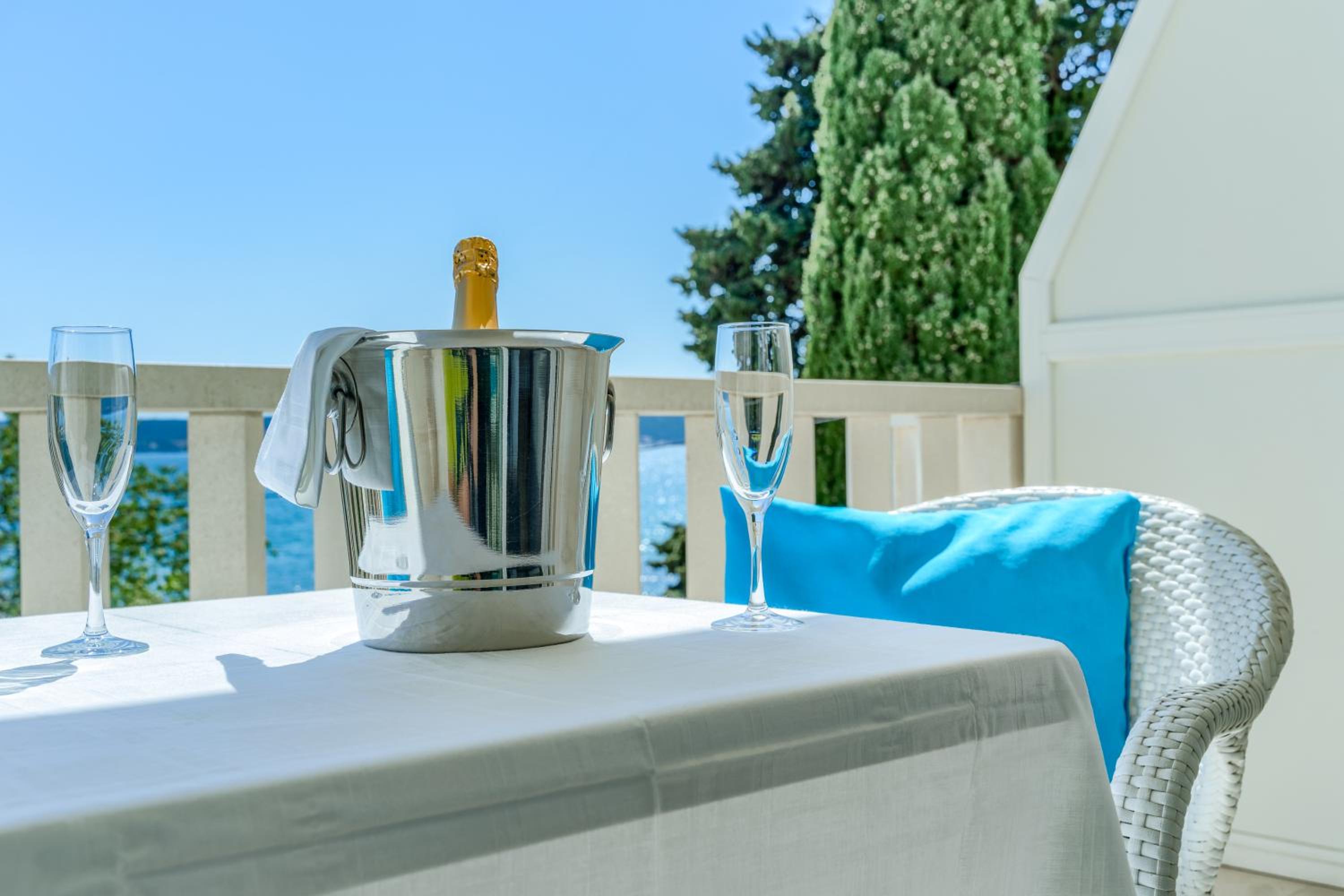 Deluxe Double Room with Balcony and Sea View - Photo 14