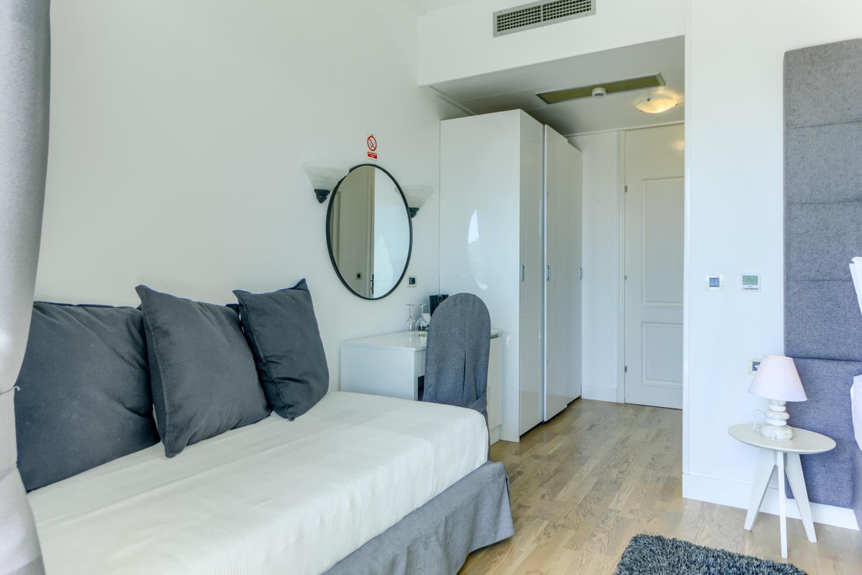 Deluxe Double Room with Balcony and Sea View - Photo 9