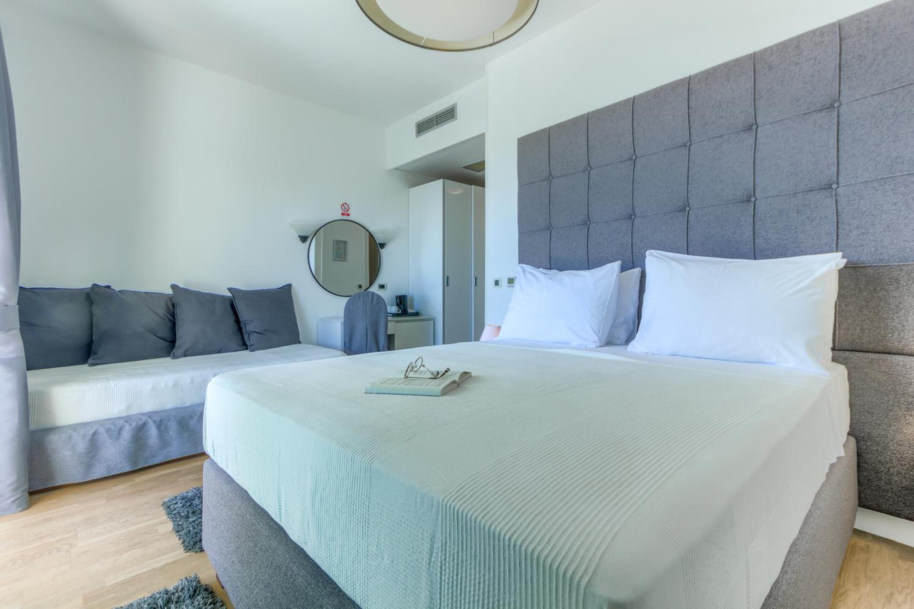 Deluxe Double Room with Balcony and Sea View - Photo 8