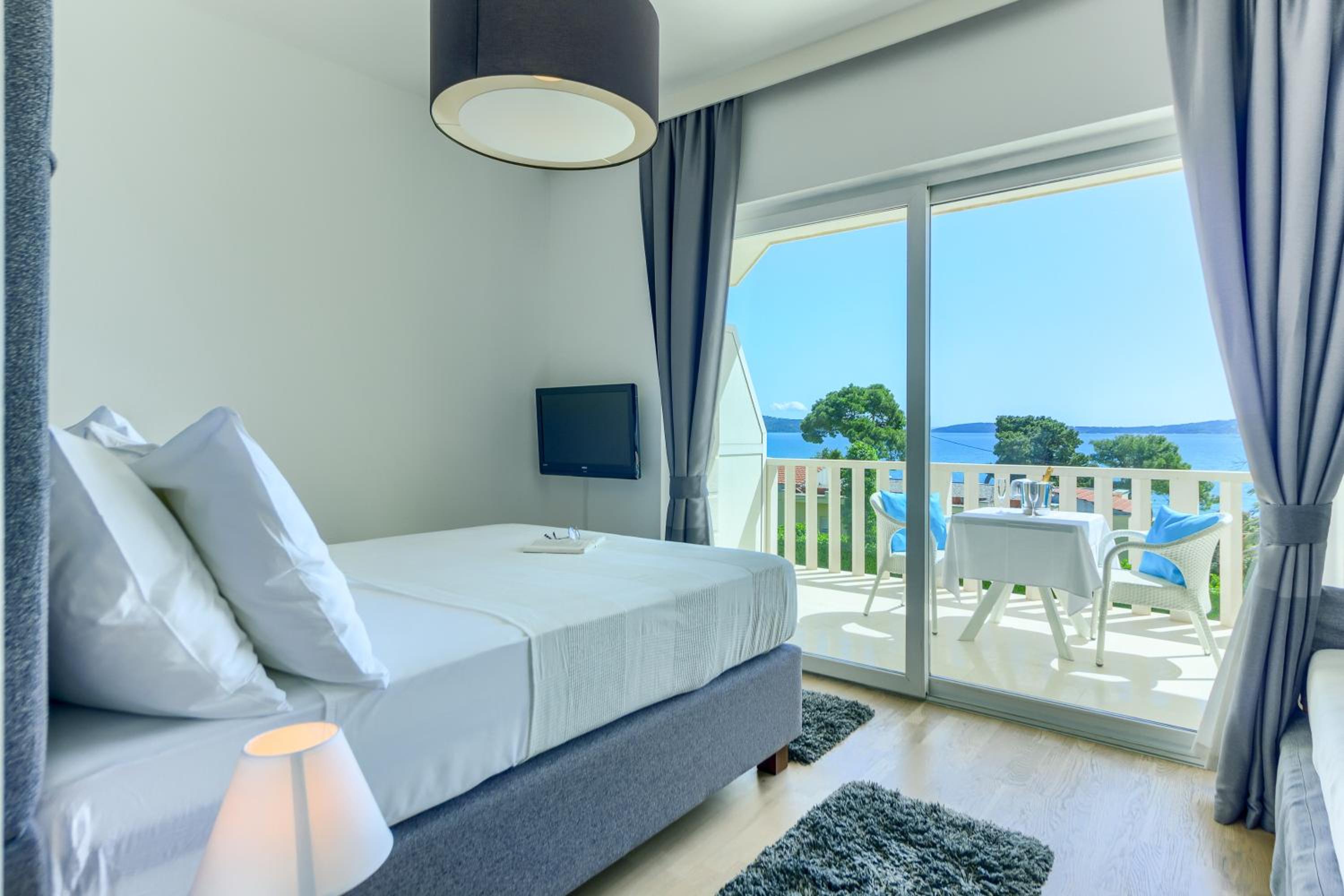 Deluxe Double Room with Balcony and Sea View - Photo 5
