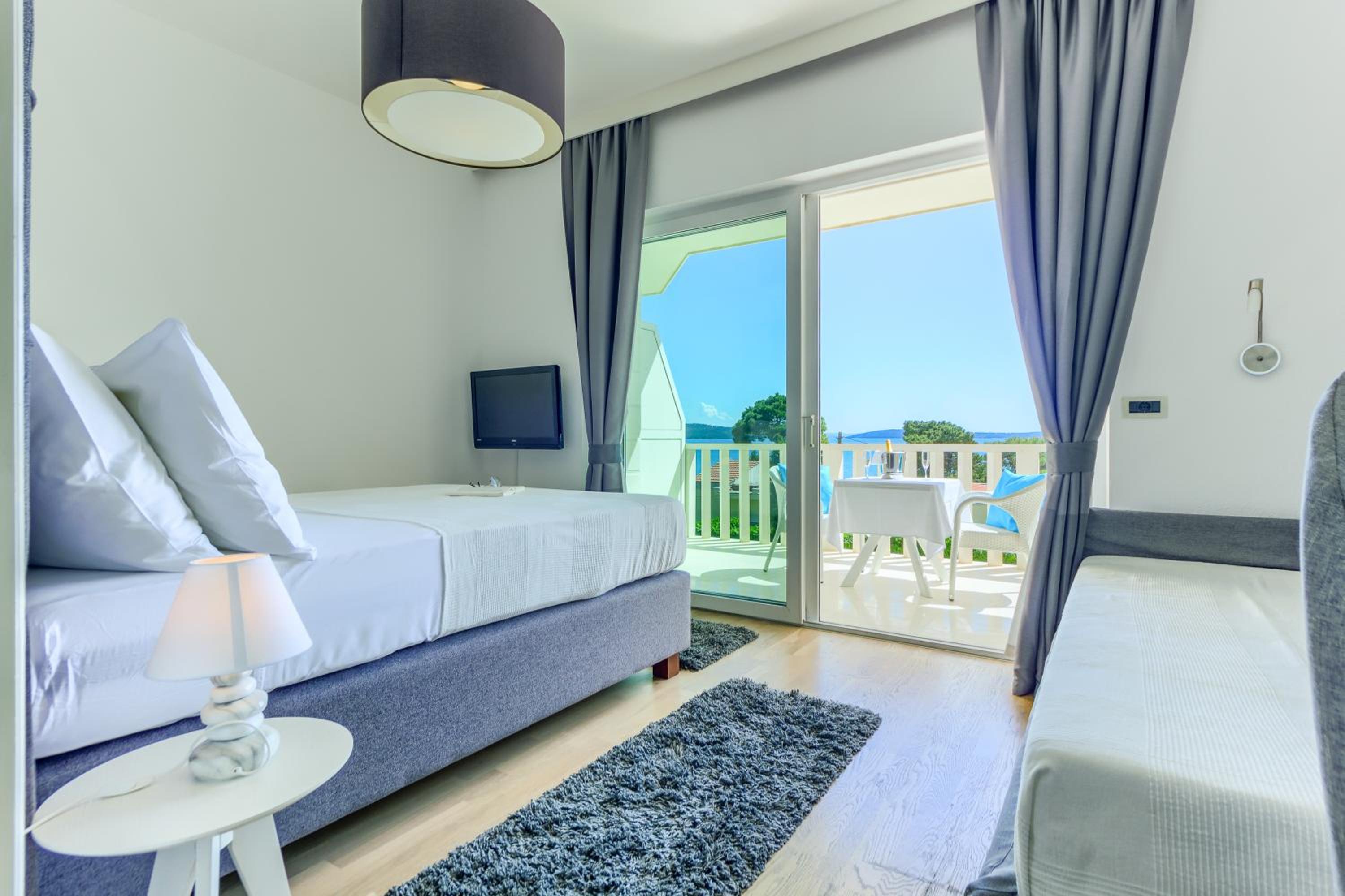 Deluxe Double Room with Balcony and Sea View - Photo 13