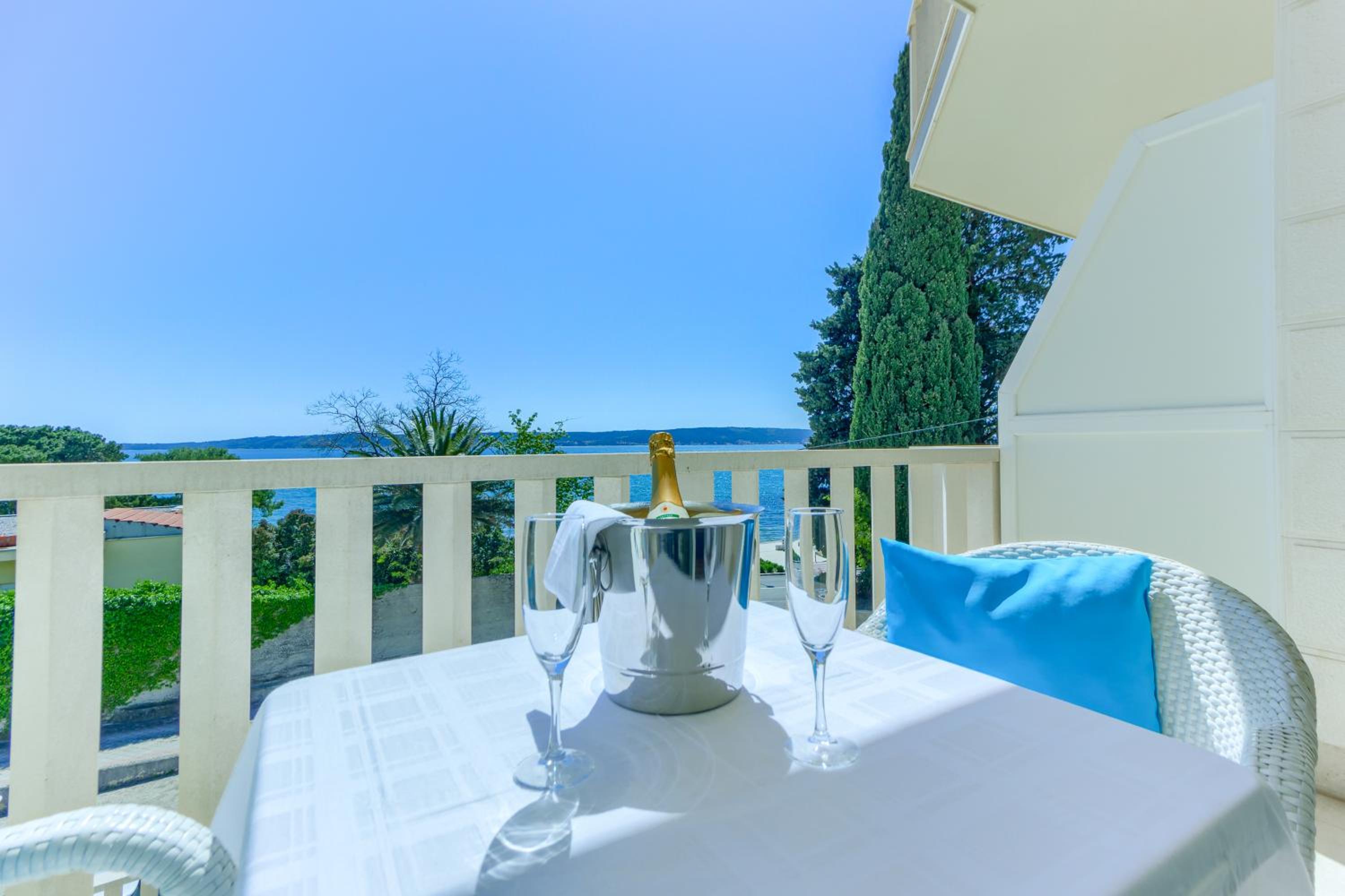 Deluxe Double Room with Balcony and Sea View - Photo 17