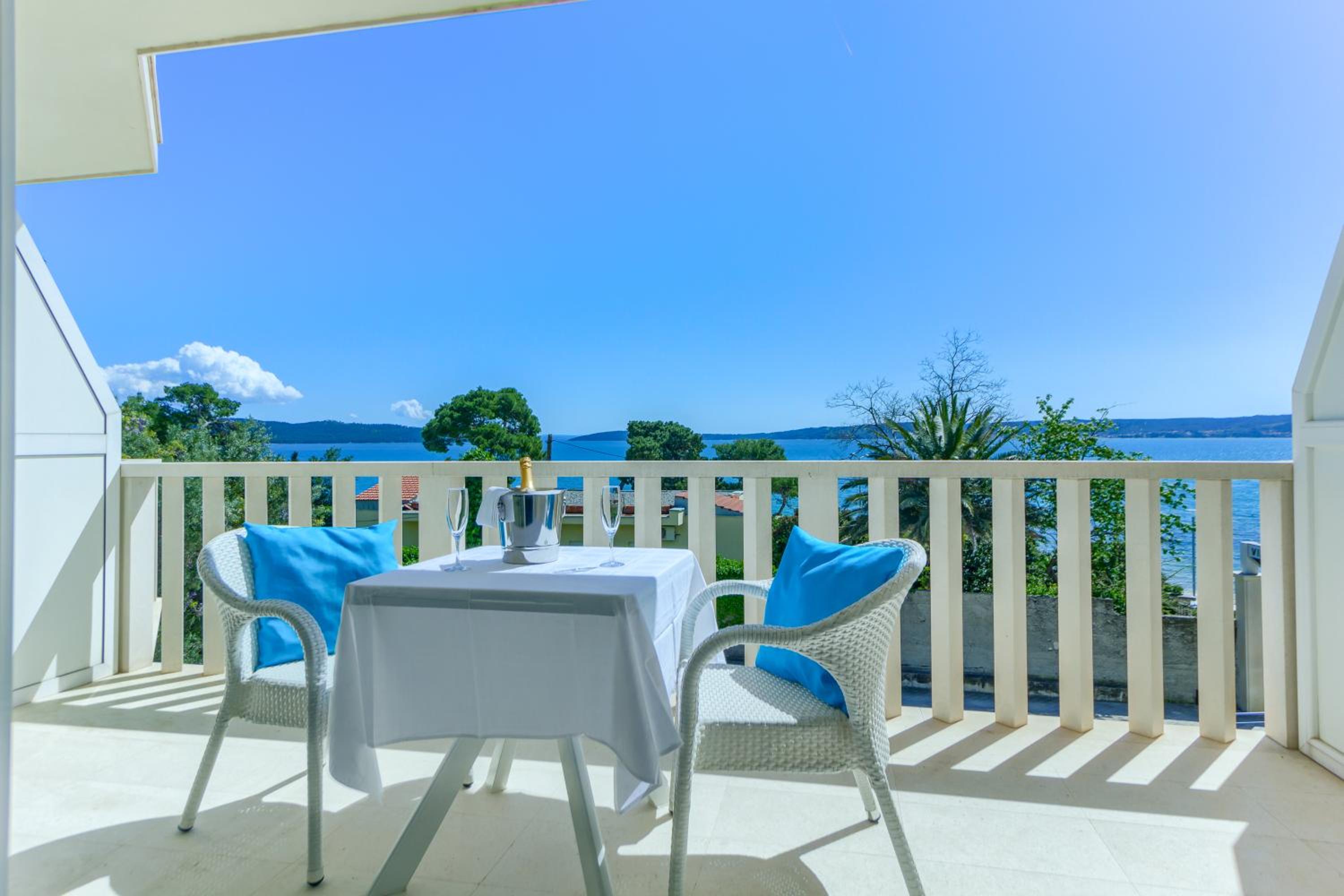 Deluxe Double Room with Balcony and Sea View - Photo 16