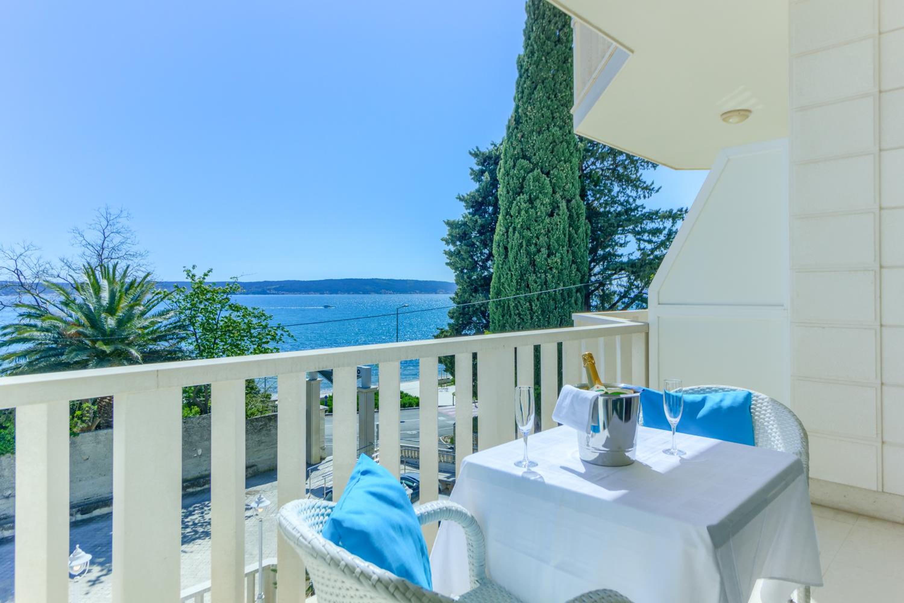 Deluxe Double Room with Balcony and Sea View - Photo 15