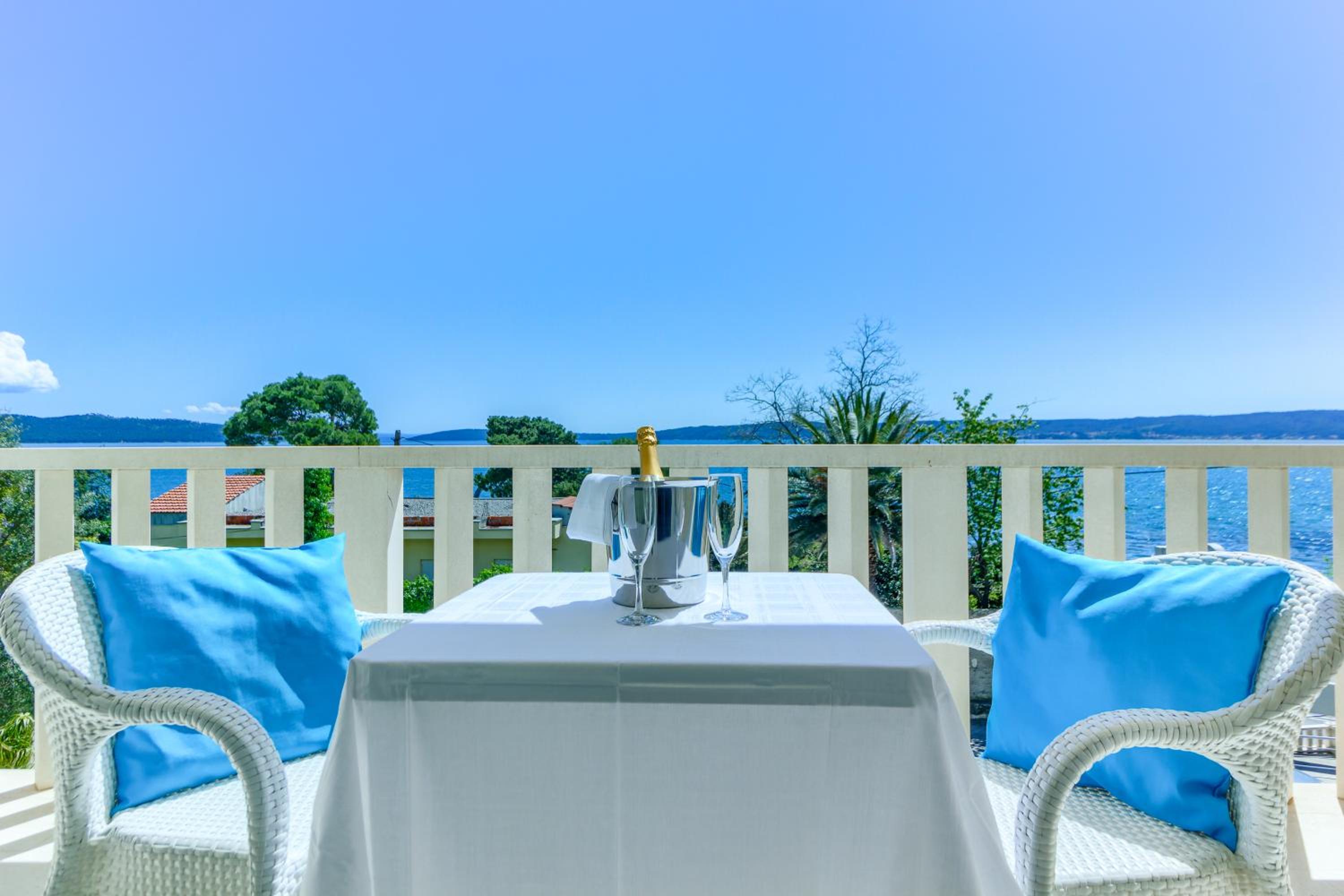 Deluxe Double Room with Balcony and Sea View - Photo 18
