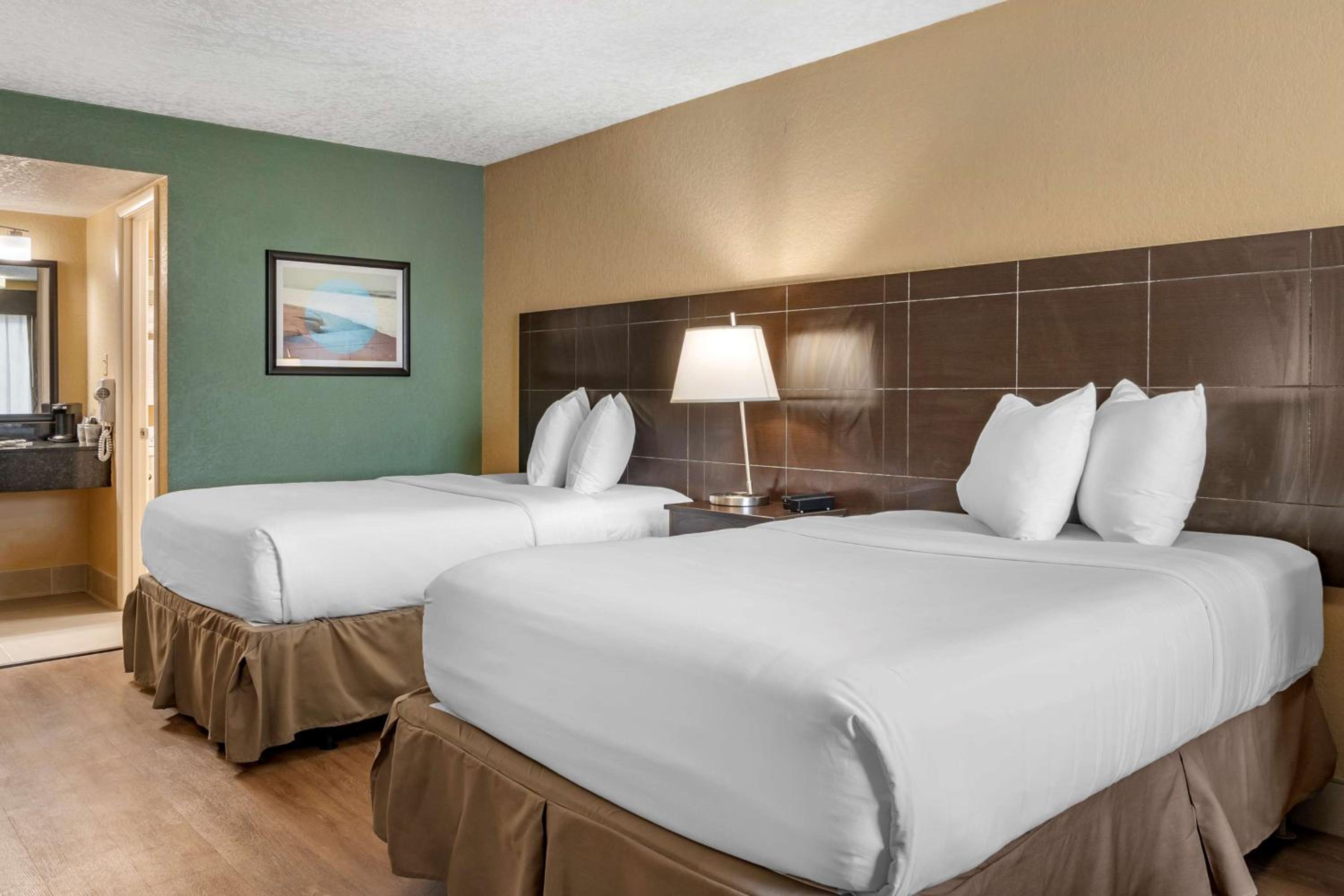 Double Room with Two Double Beds - Smoking - Photo 1