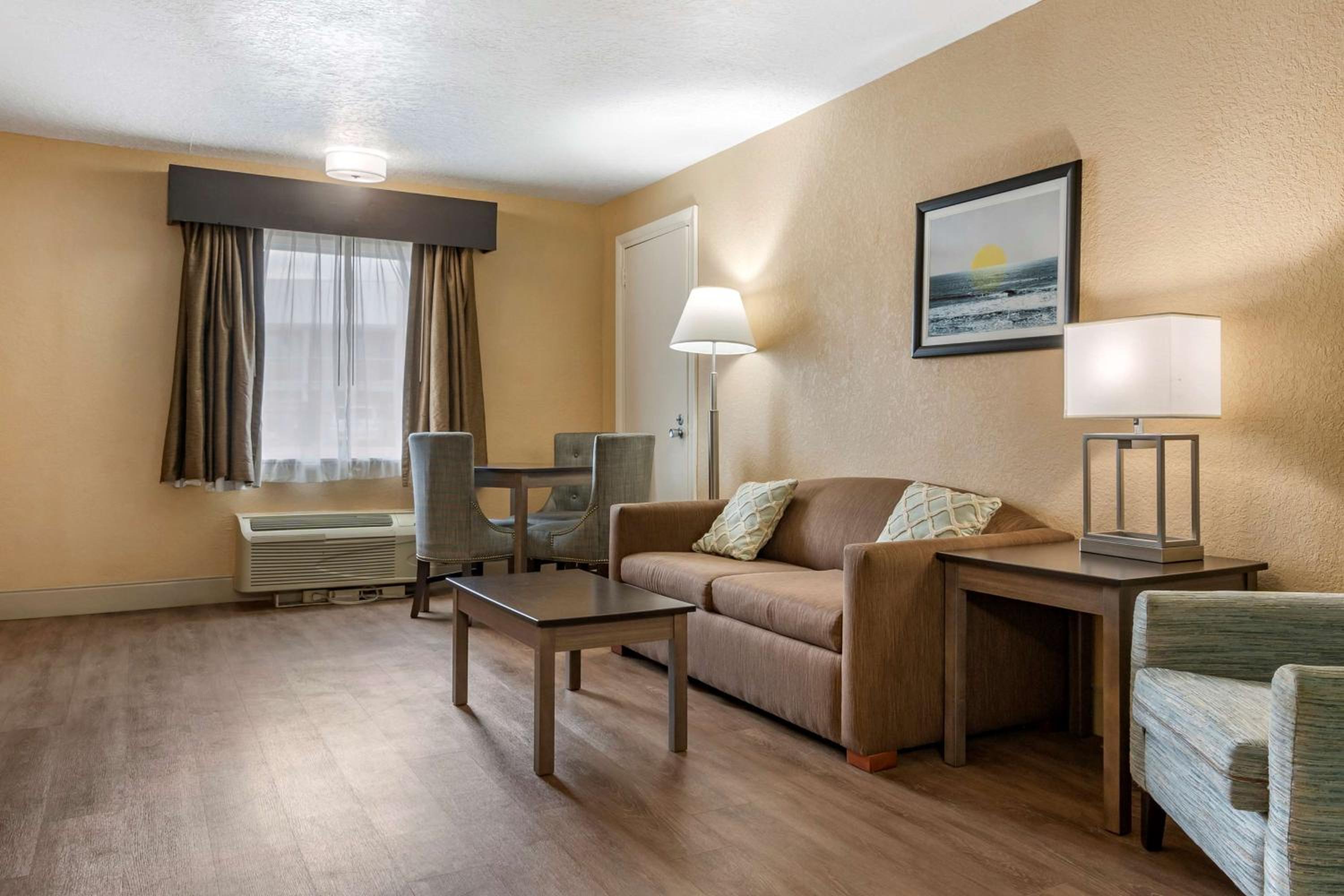 Queen Suite with Sofa Bed - Non-Smoking - Photo 5