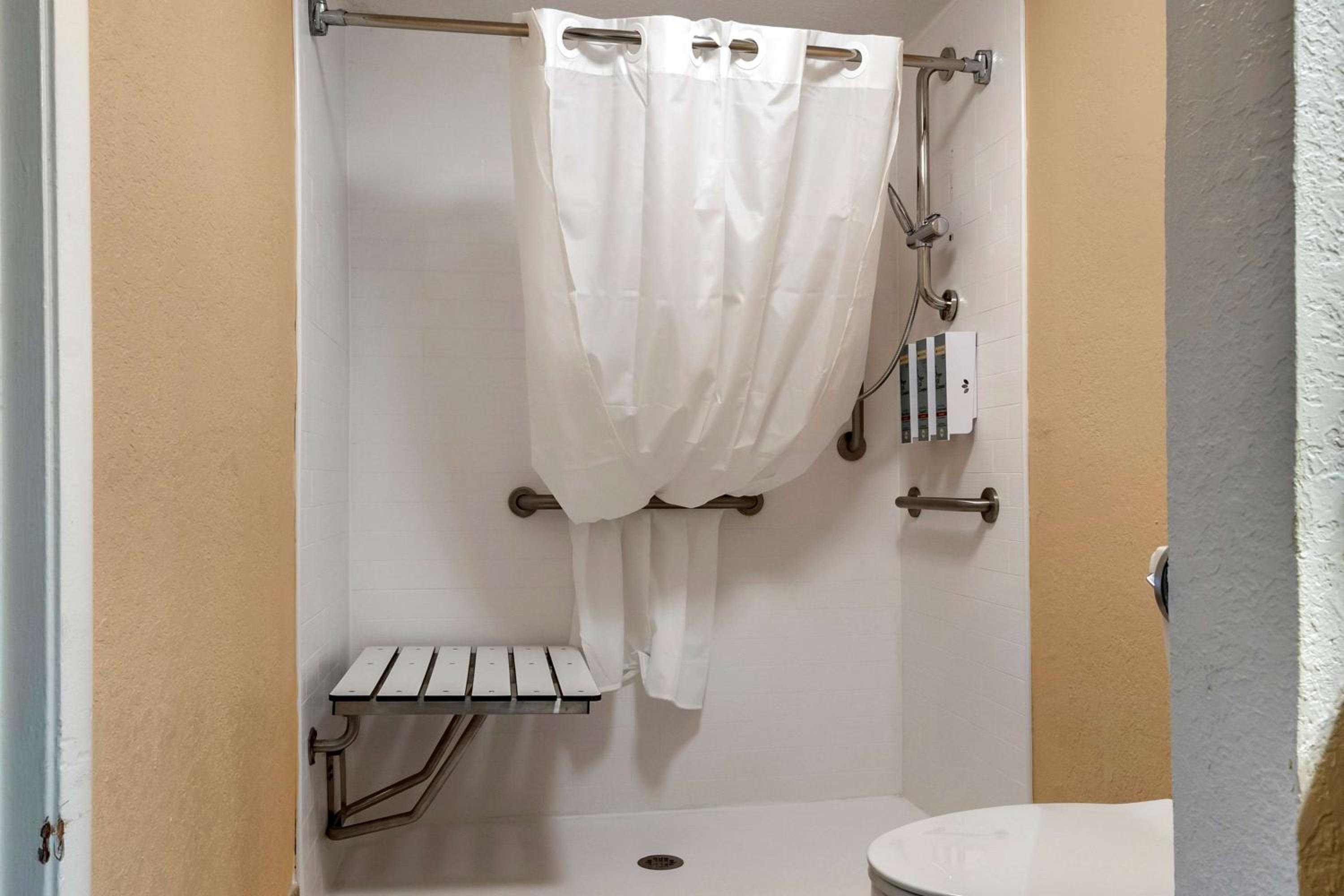 Double Room - Mobility Access/Smoking - Photo 2