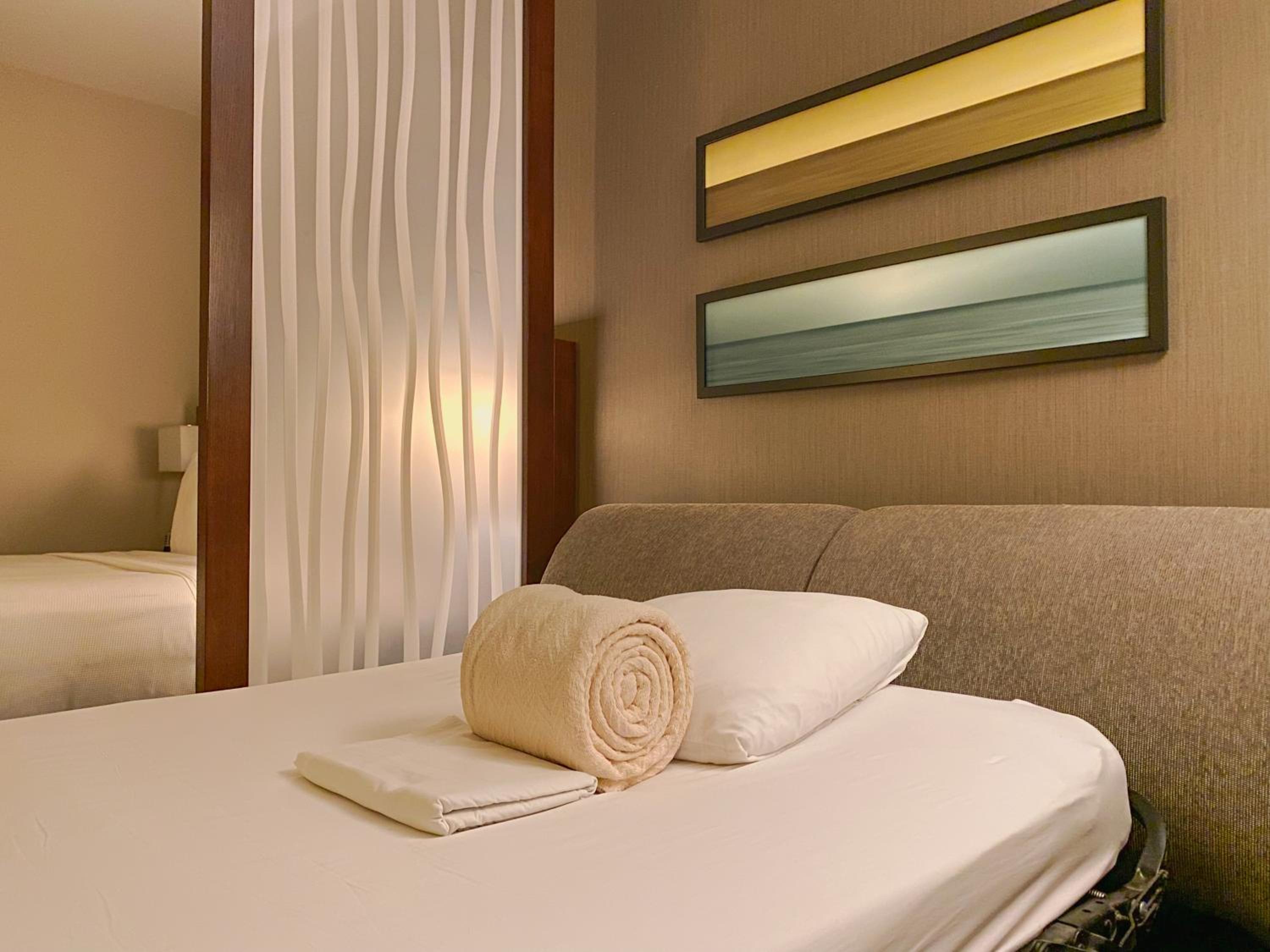 King Room with Sofa Bed - Photo 3