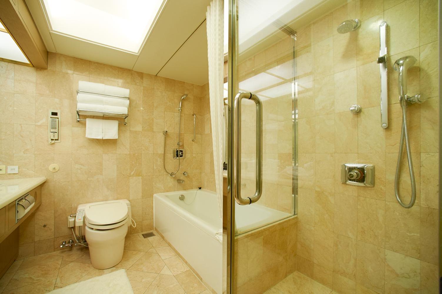 The Main – Deluxe Triple Room – Non-Smoking The Main – Deluxe Triple Room – Non-Smoking