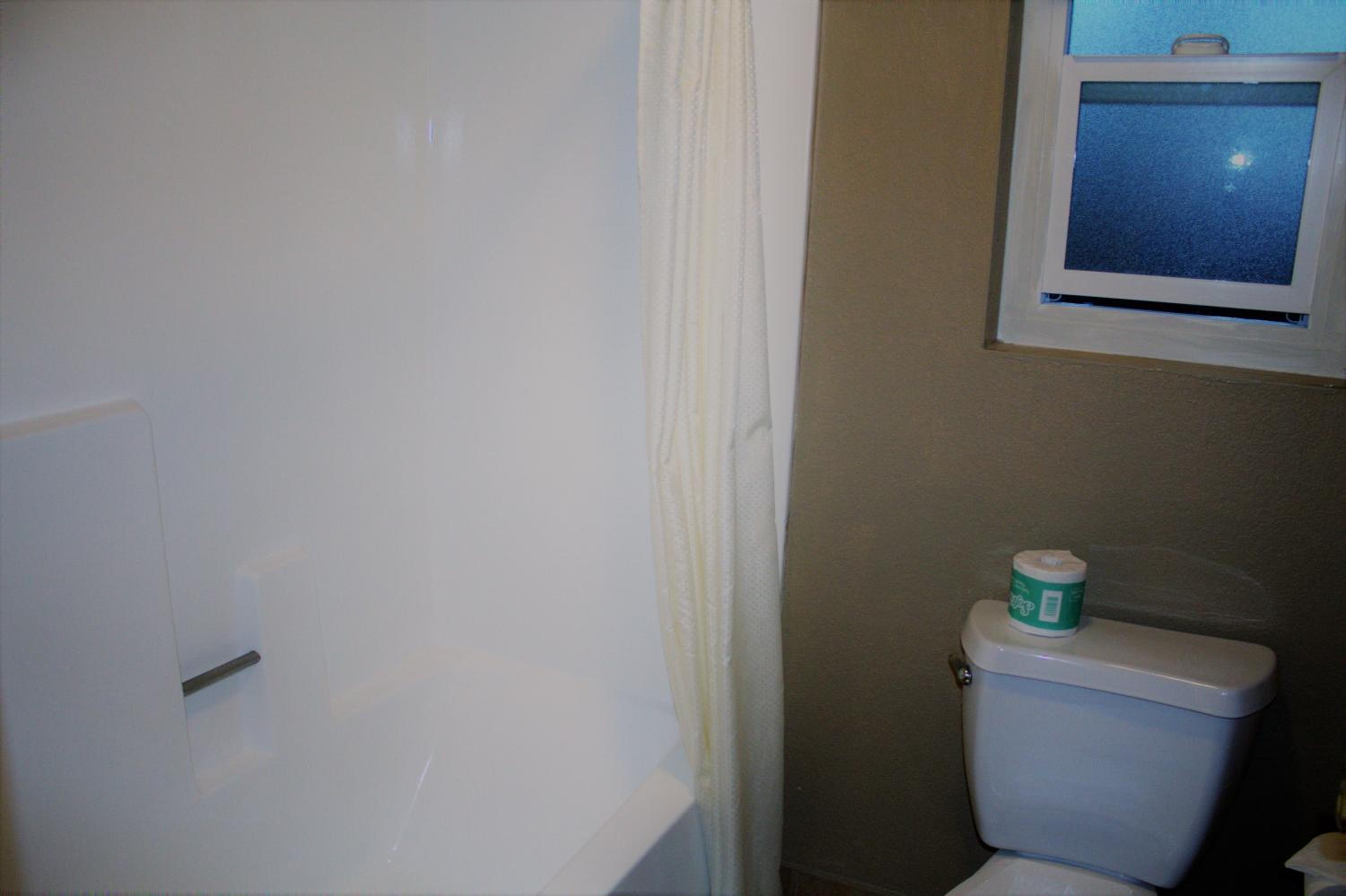 Standard Queen Room - Photo 7