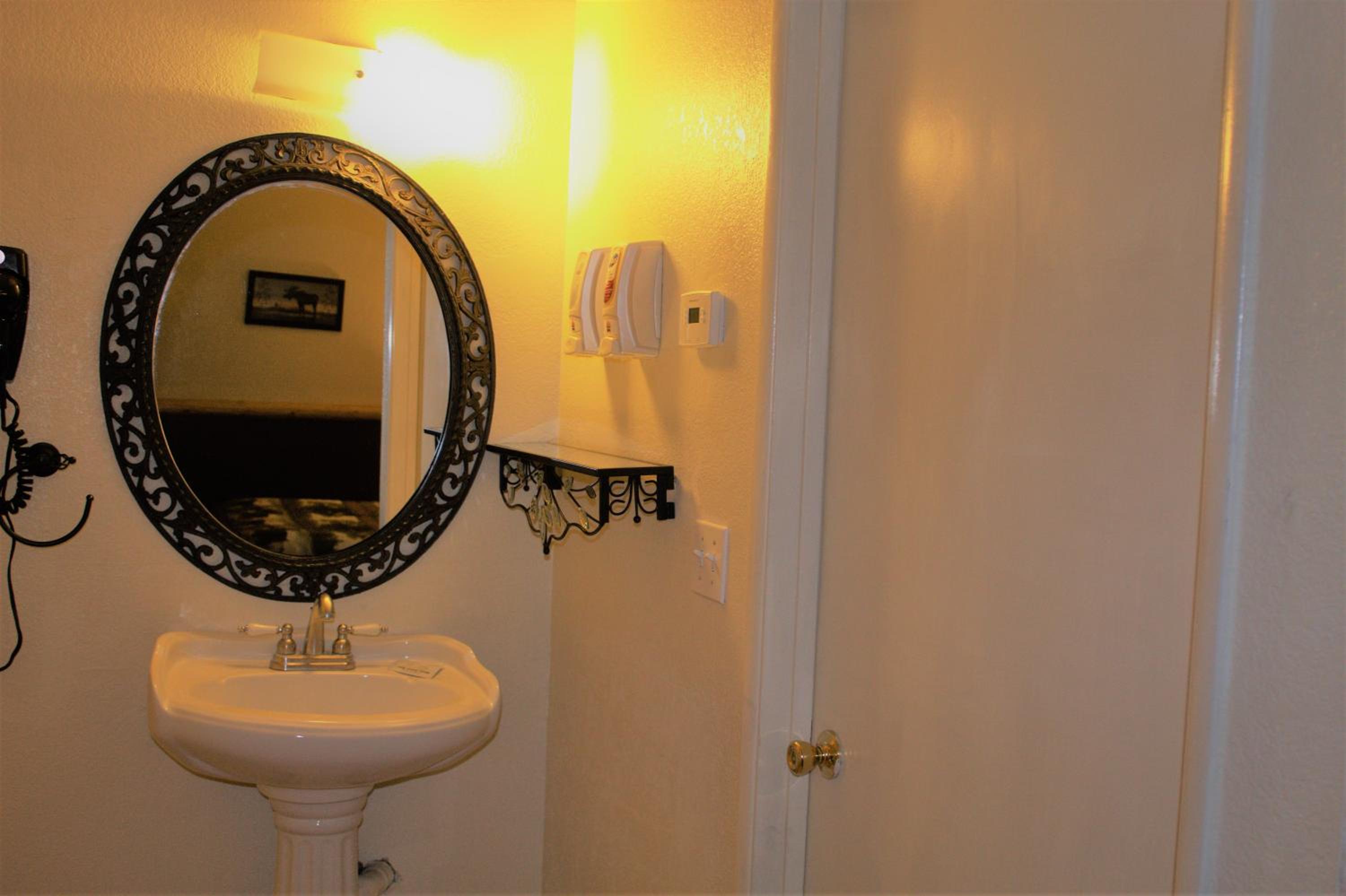 Standard Queen Room - Photo 2