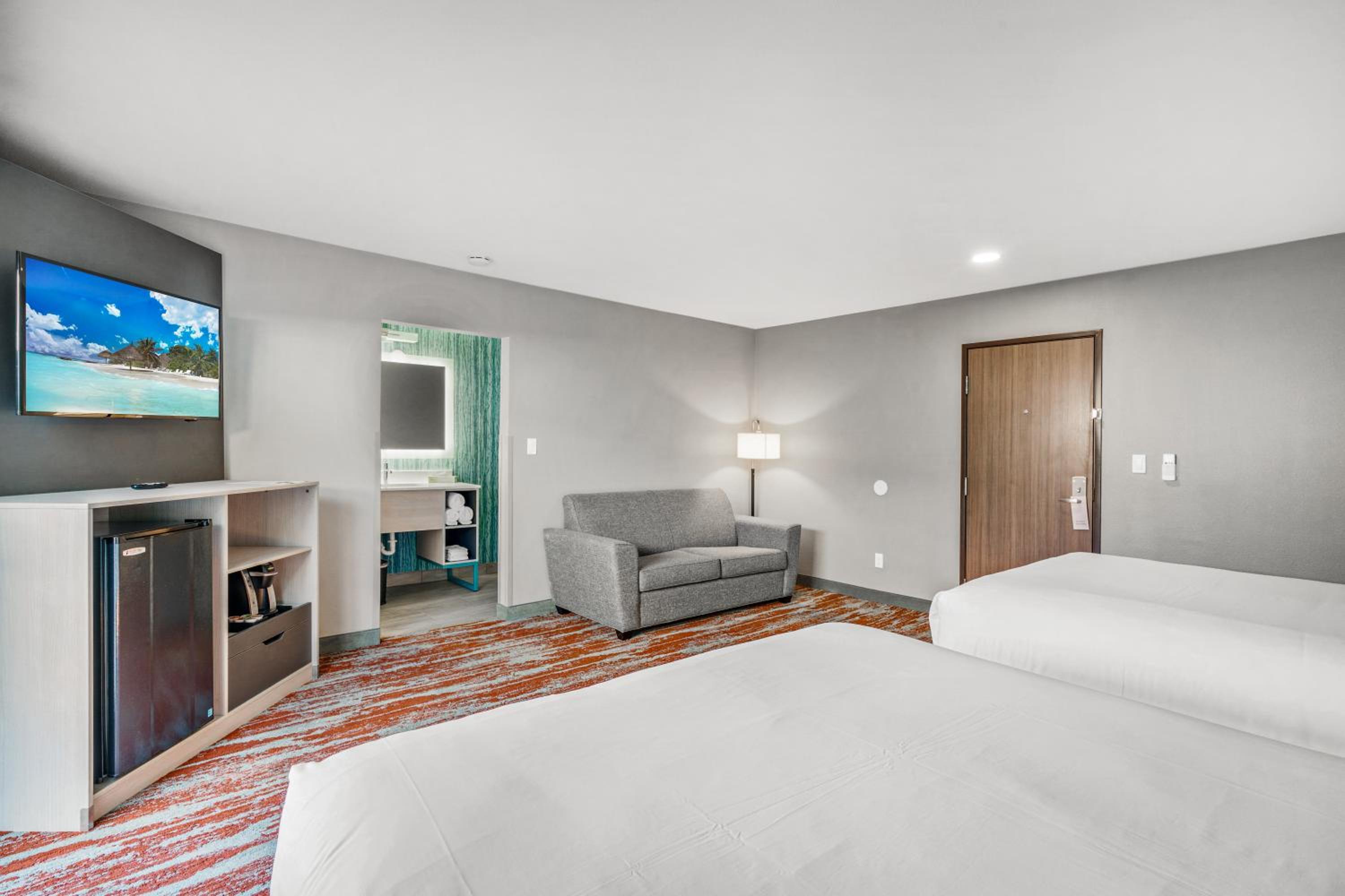 Double Queen Suite - Photo 8