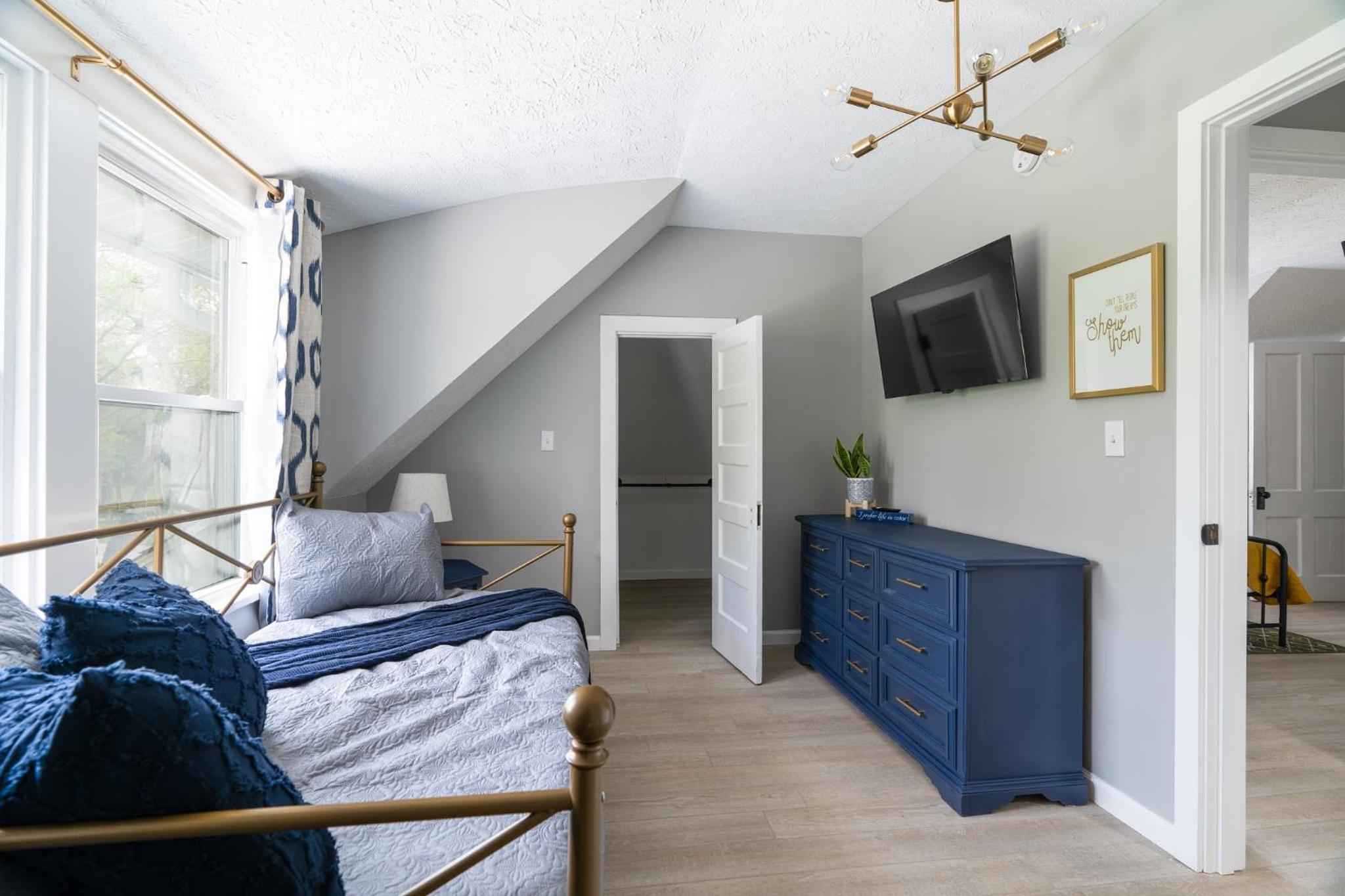 Three-Bedroom House - Photo 28