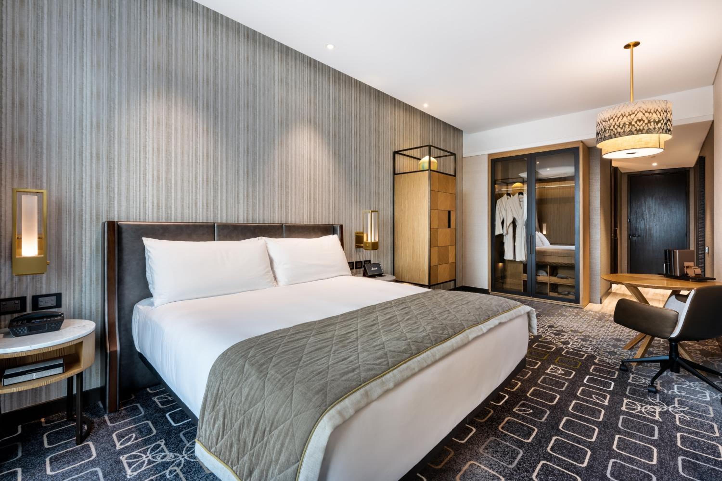 Premium King Room with City View - Accessible