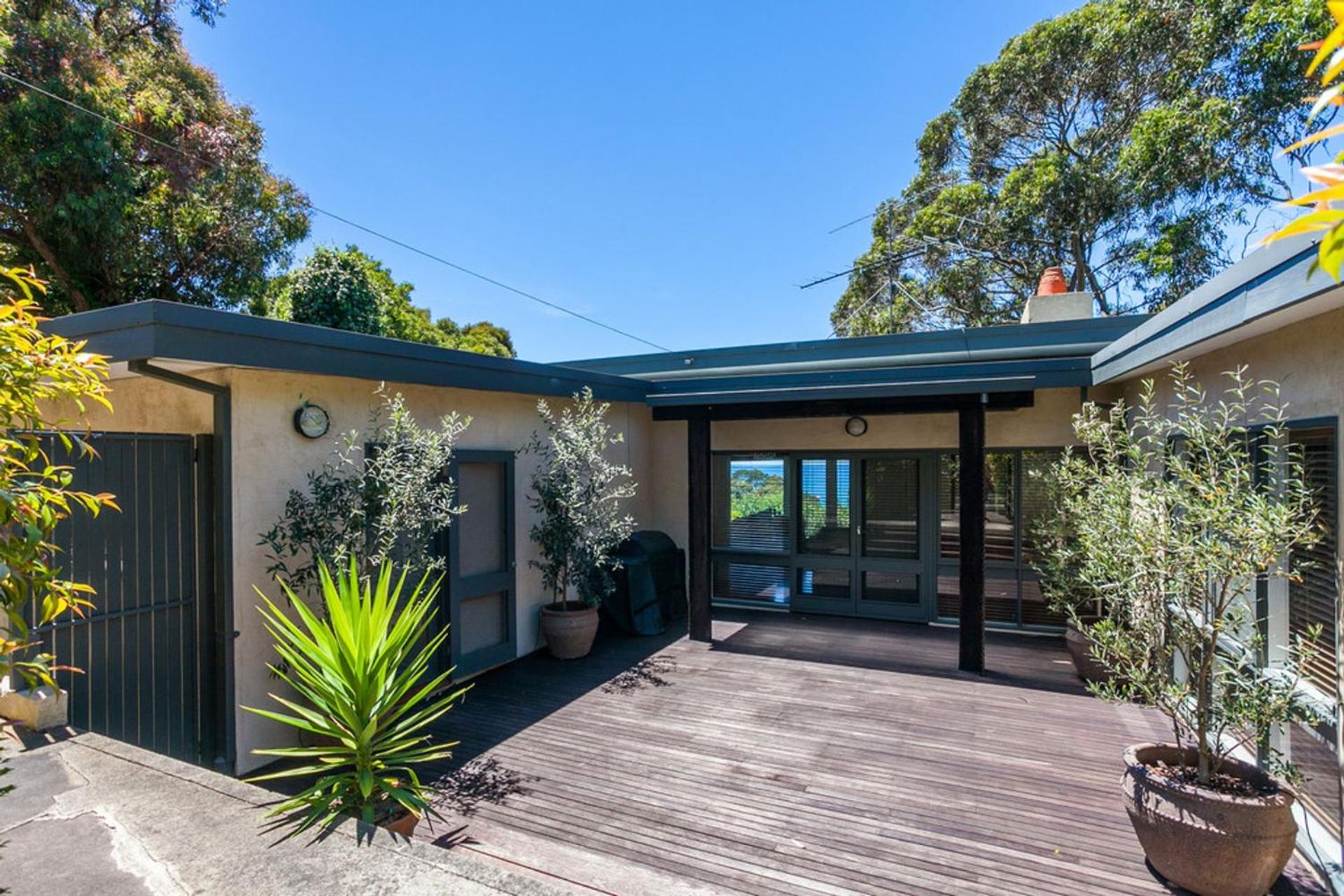 Five-Bedroom House photo 2