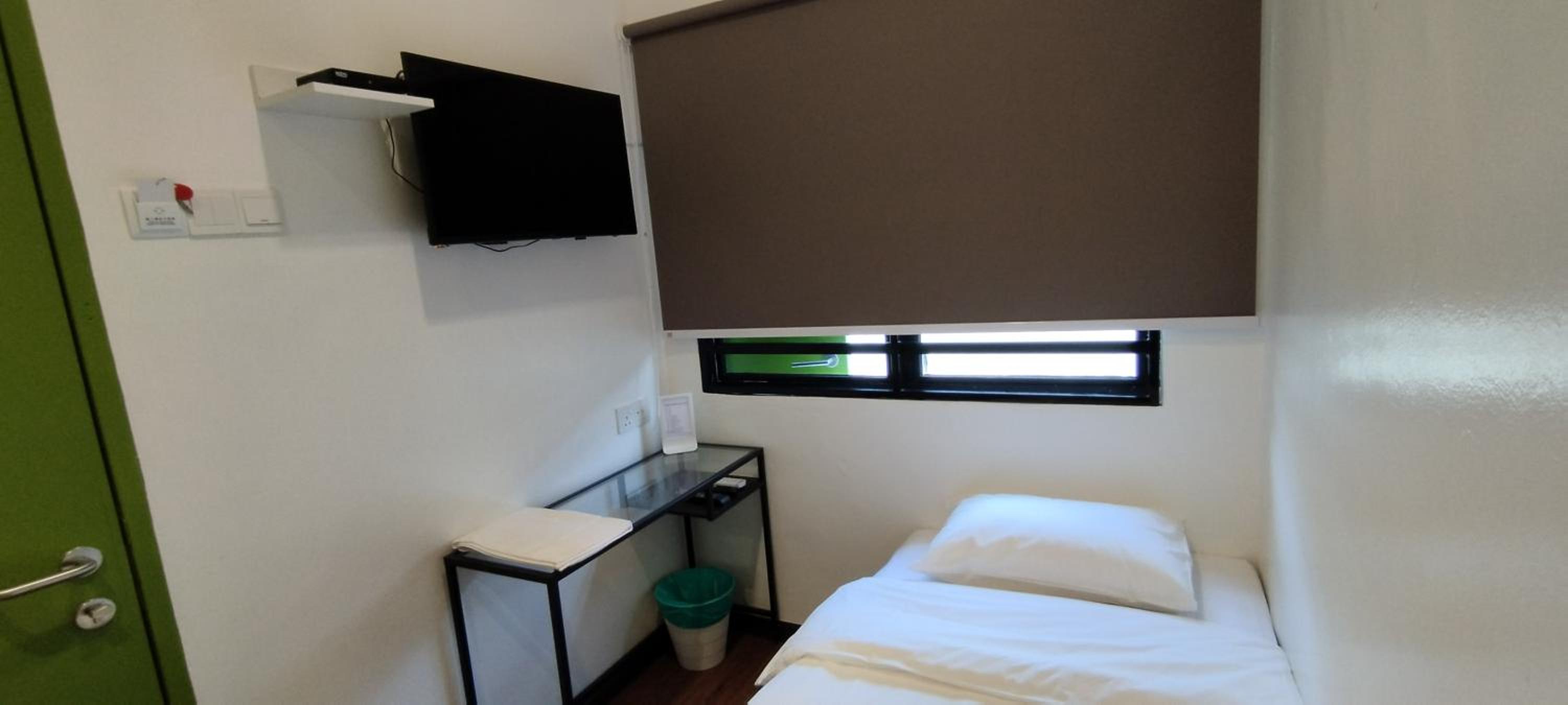 Single Room with Bathroom - Photo 4