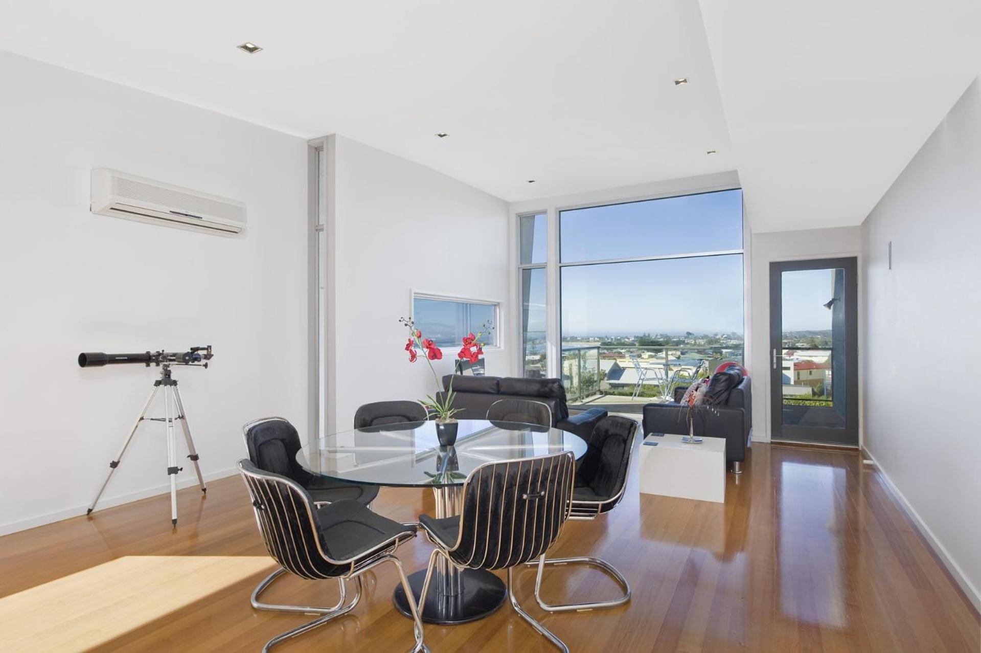 Three-Bedroom Apartment photo 1