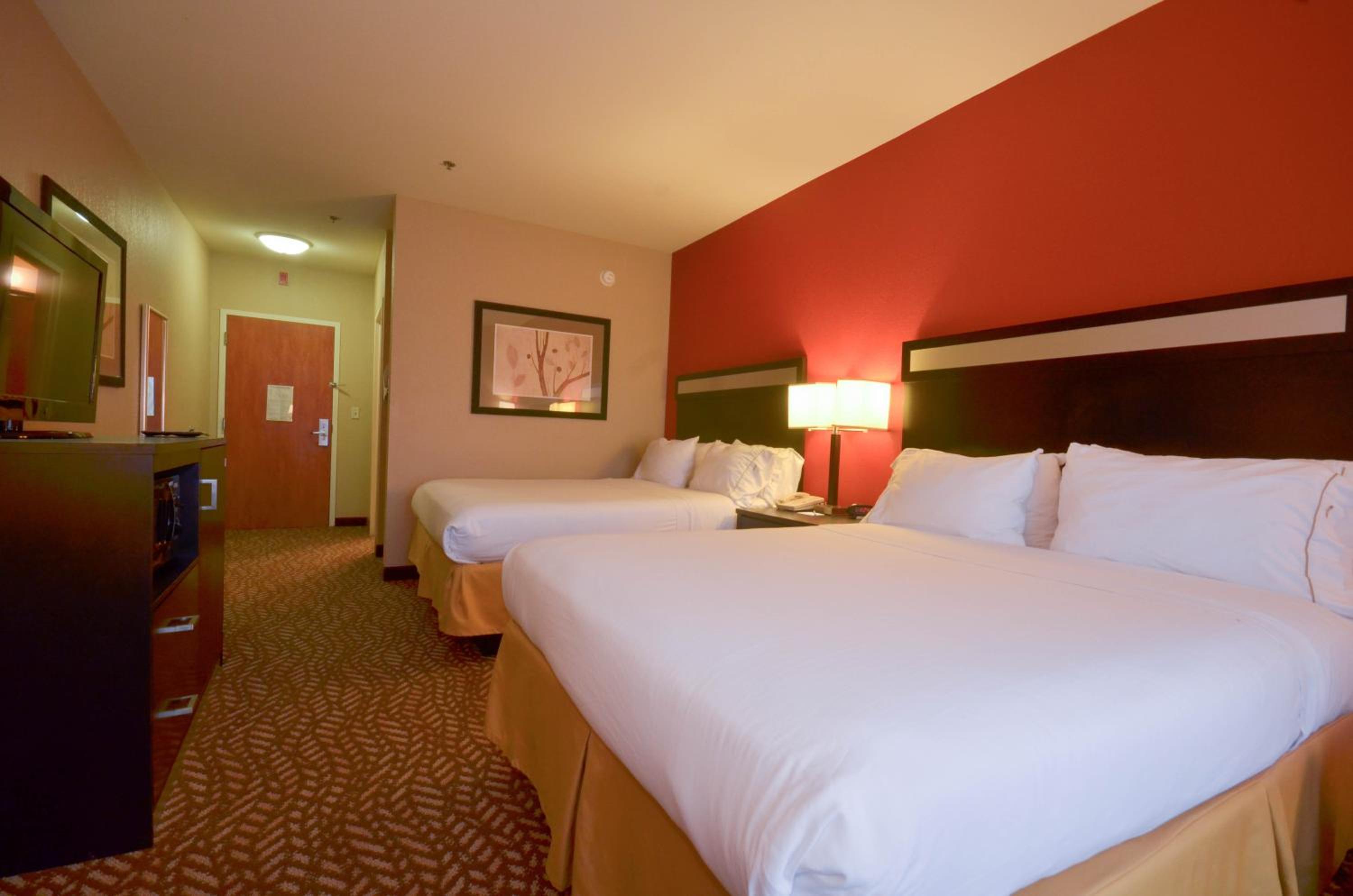 Standard Queen Room with Two Queen Beds - Photo 2