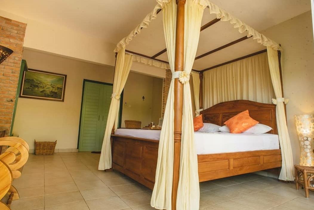 Honeymoon Suite - Photo 16