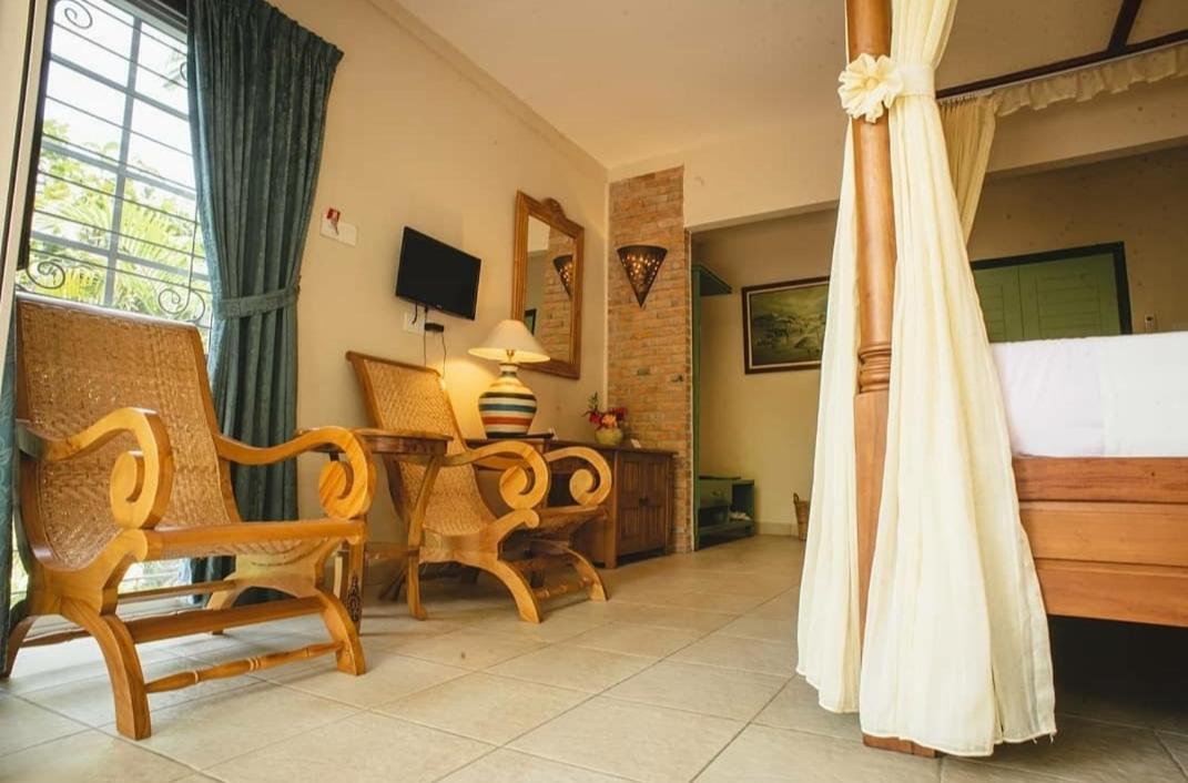 Honeymoon Suite - Photo 18