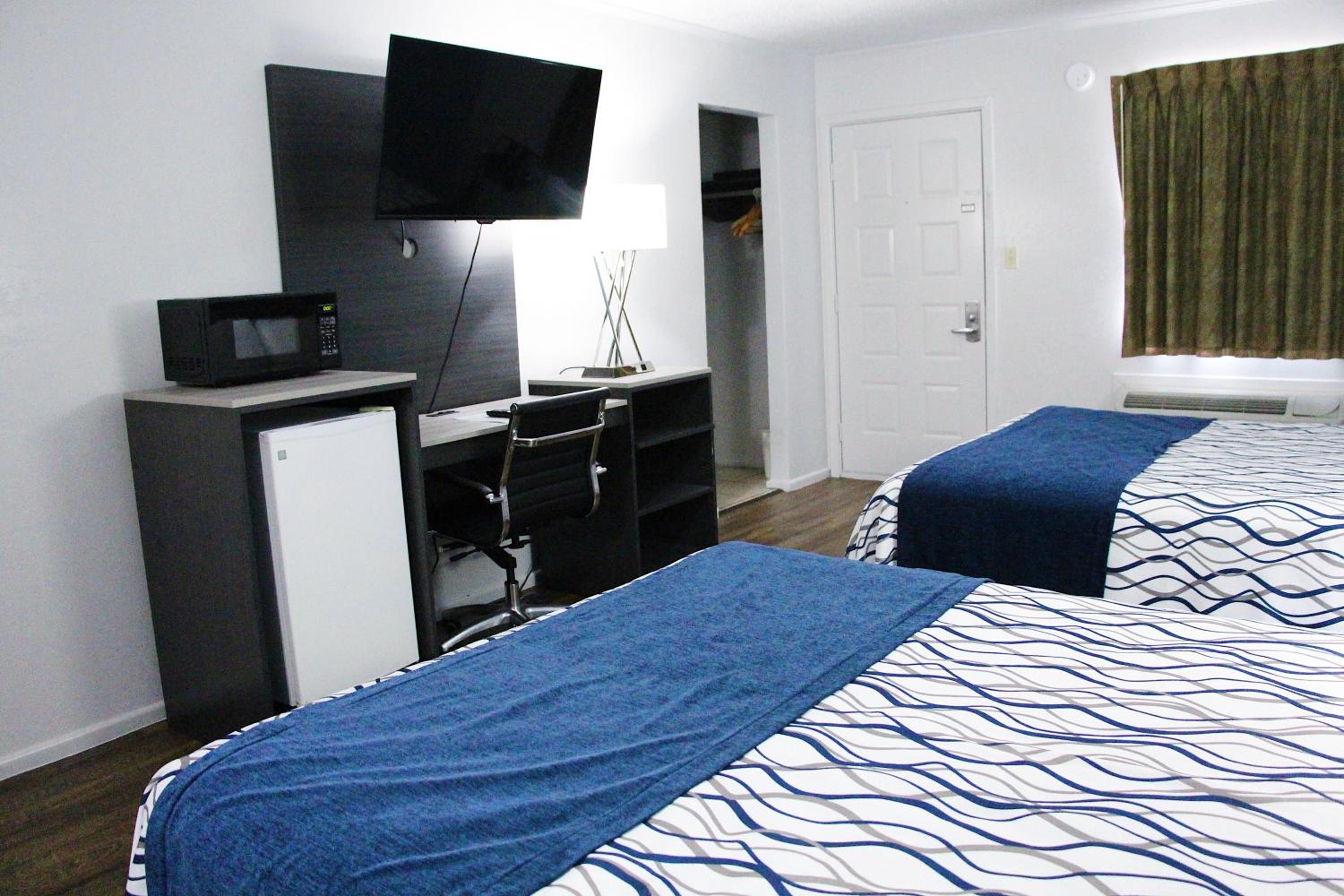Queen Room with Two Queen Beds - Non-Smoking photo 3