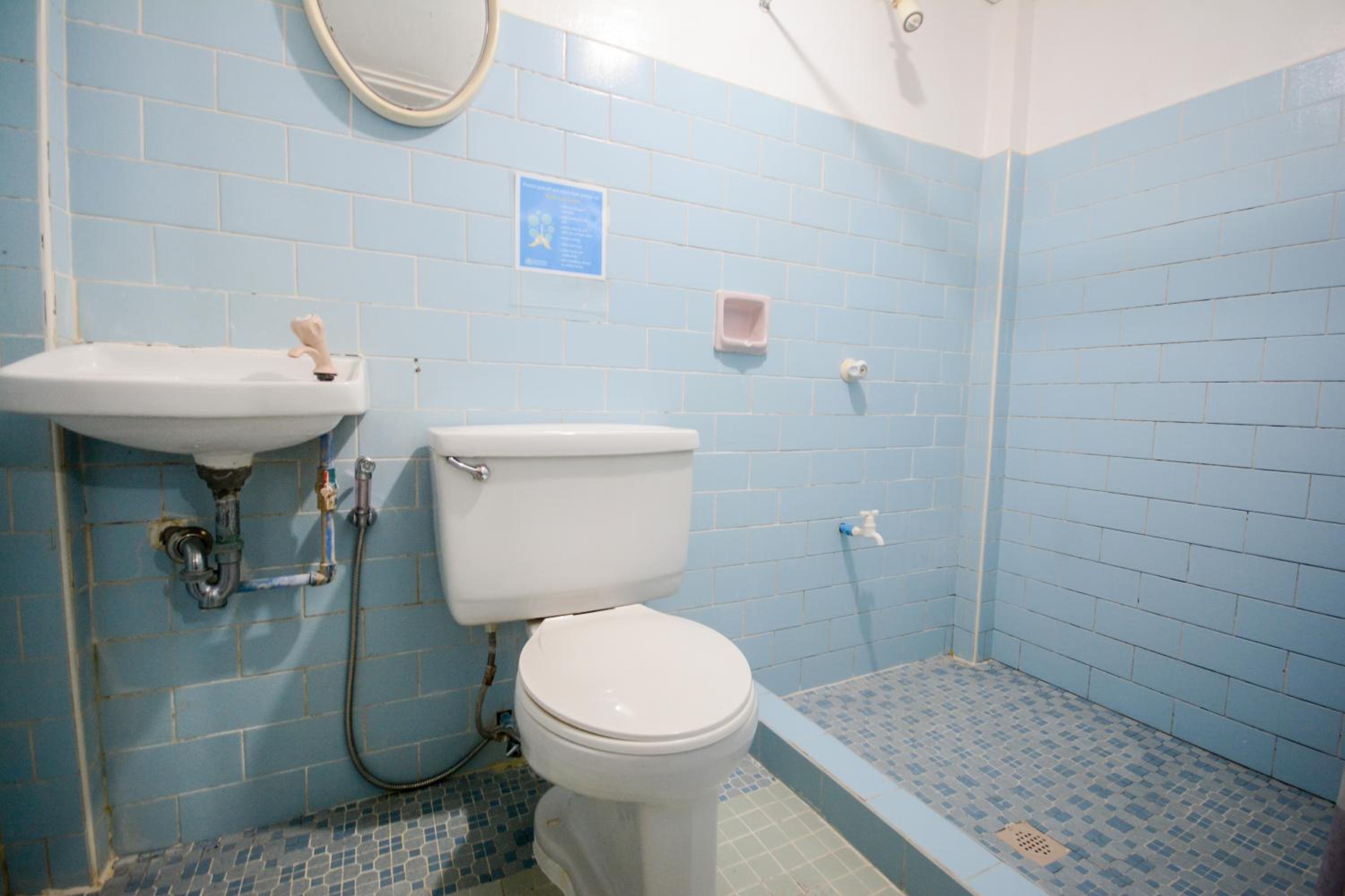 Deluxe Room with Fan (no TV) - Photo 5