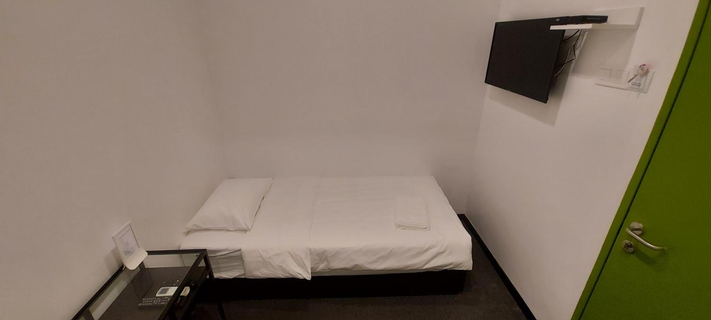Single Room with Bathroom - Photo 6