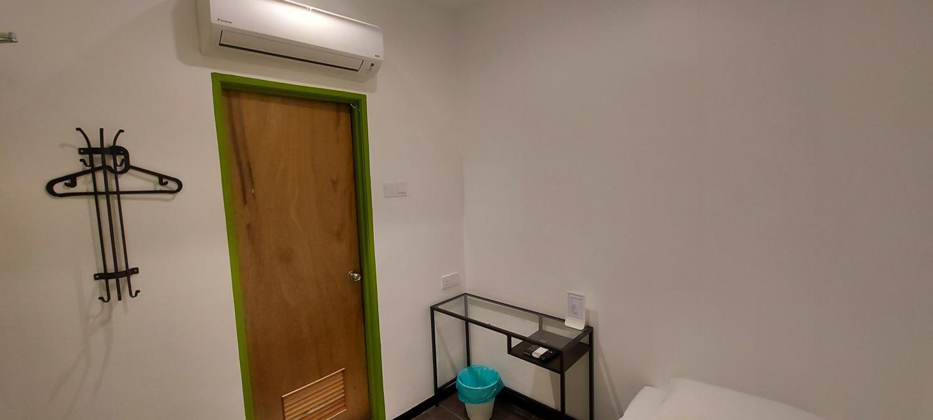 Single Room with Bathroom - Photo 2