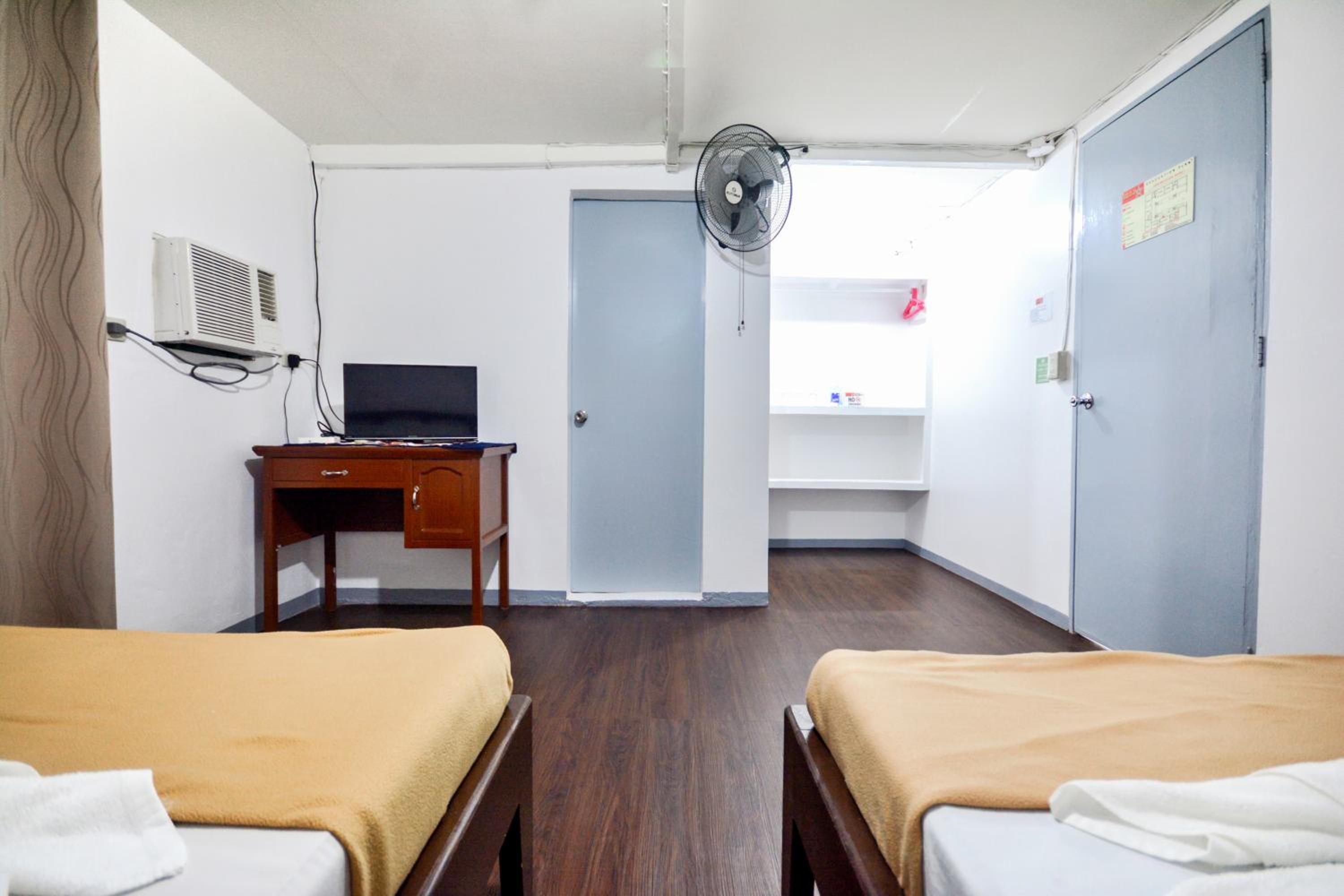Deluxe Queen Room with AC - Photo 9