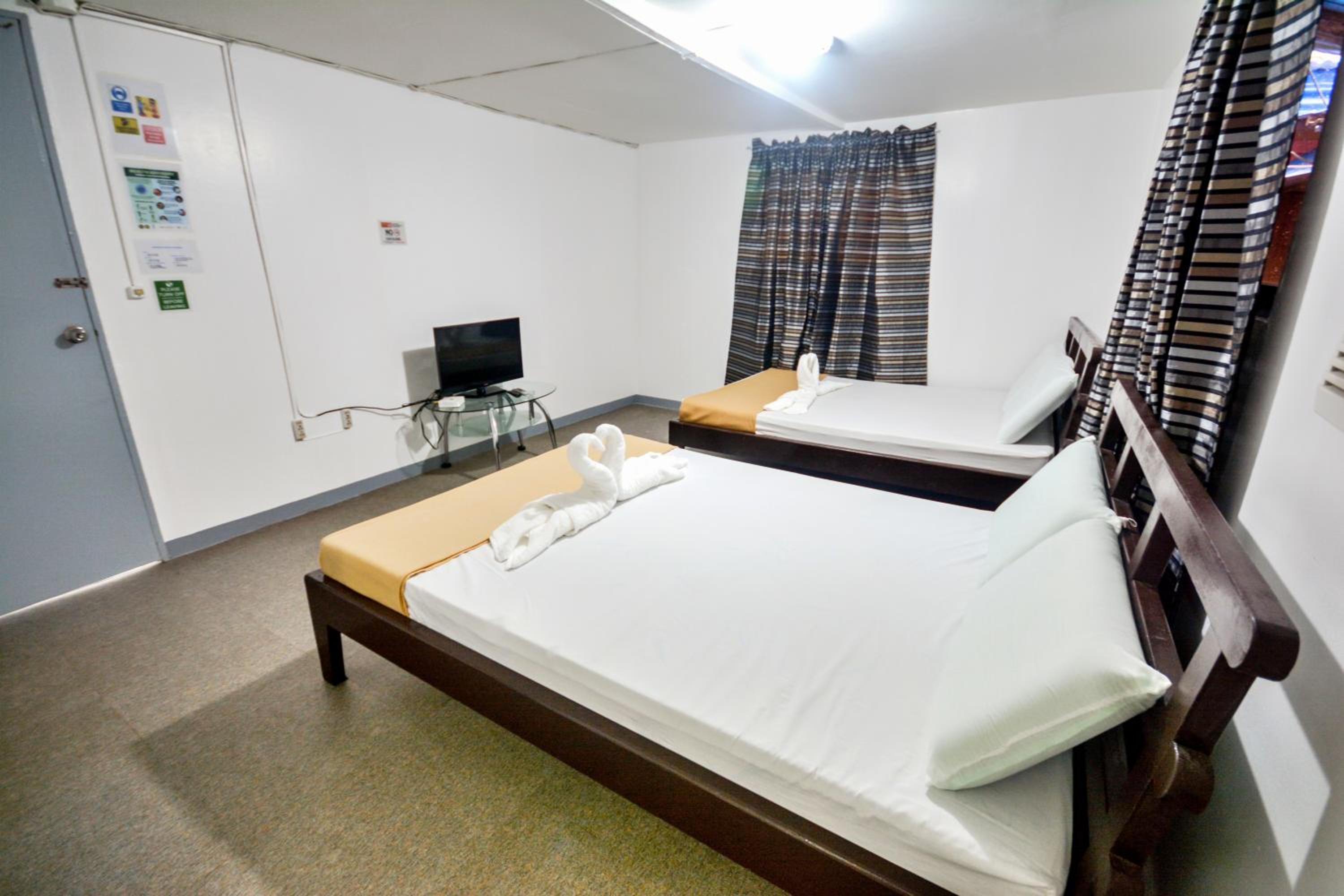 Deluxe Queen Room with AC - Photo 6