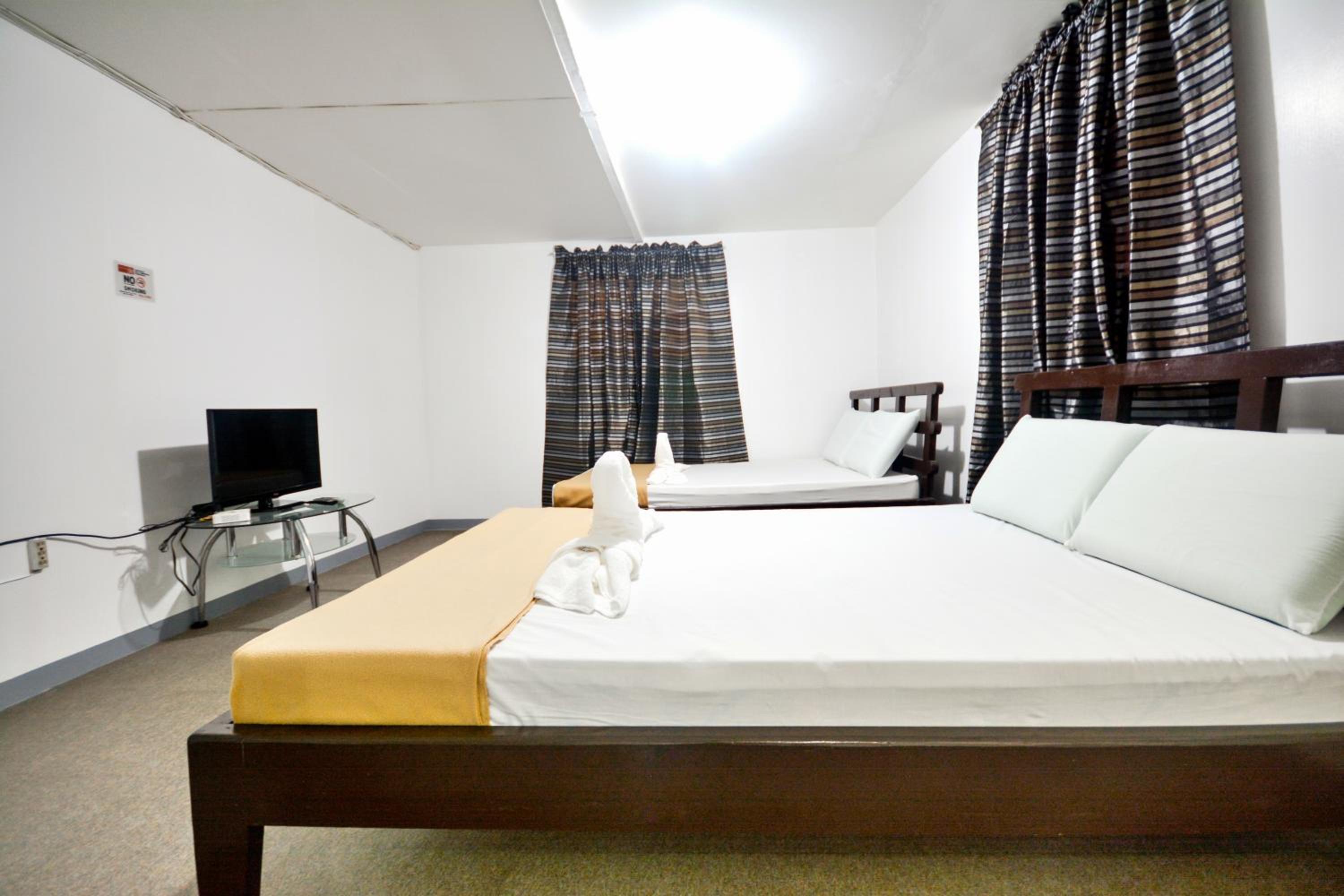 Deluxe Queen Room with AC - Photo 2