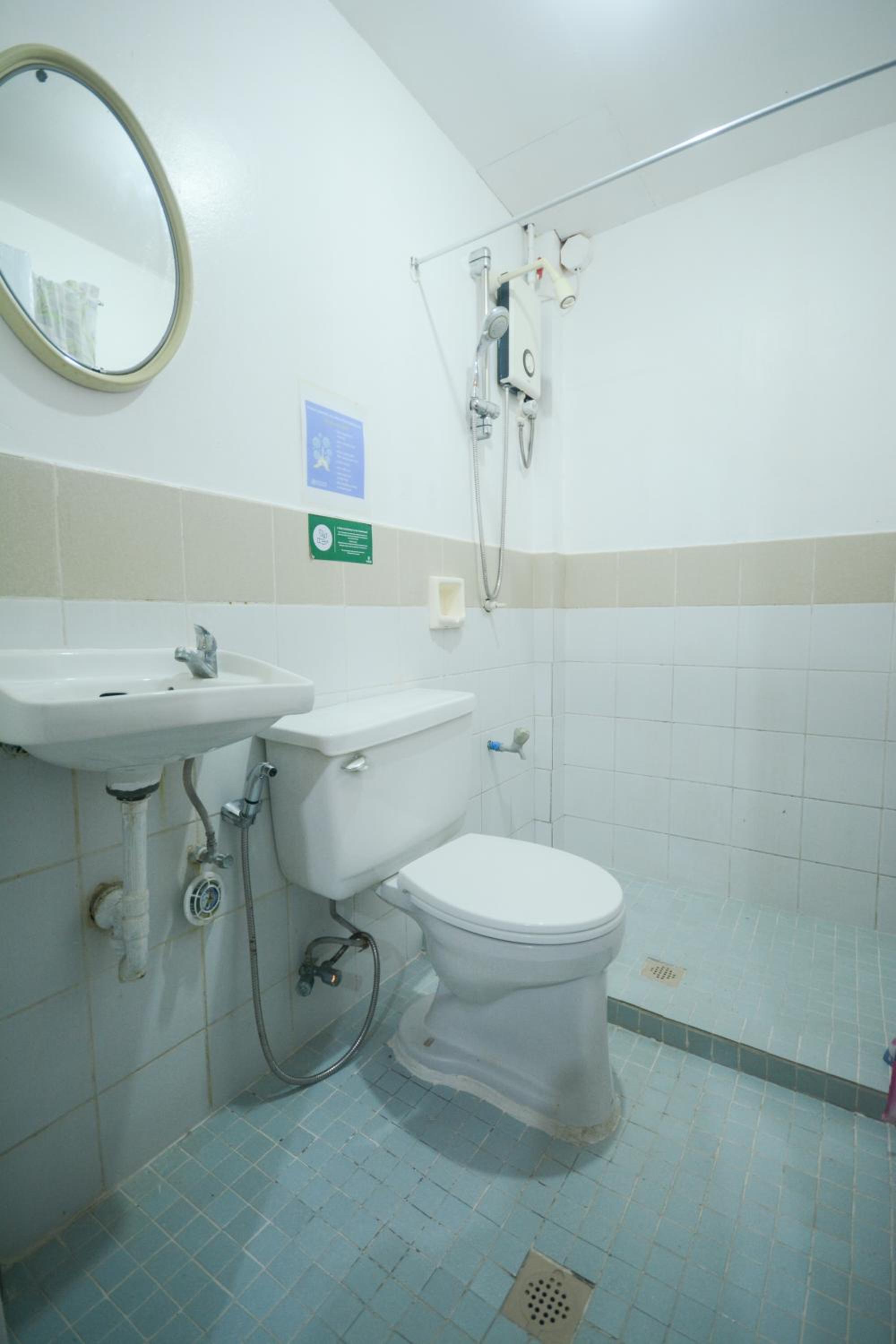 Deluxe Queen Room with AC - Photo 8